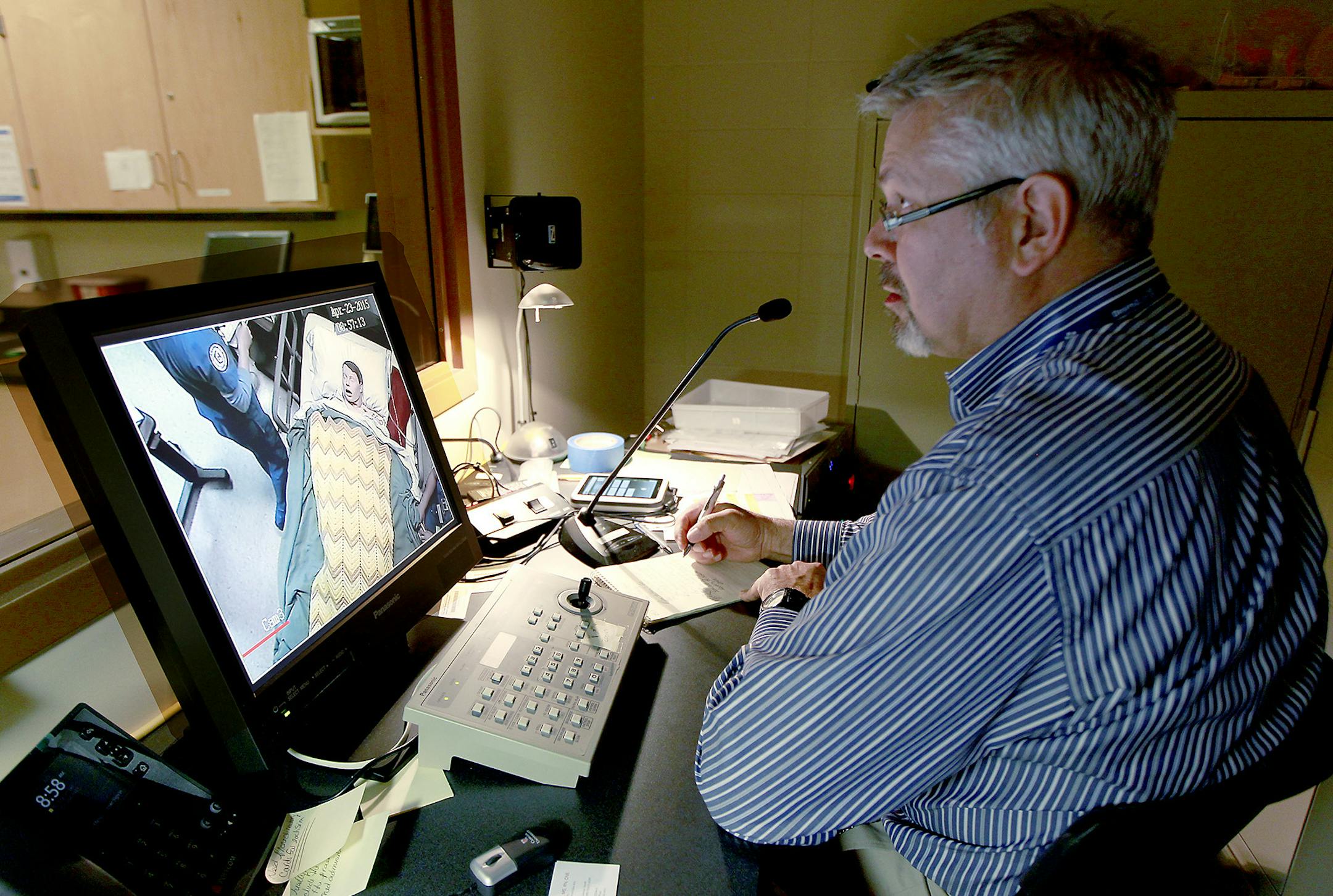 Normandale Community College nursing instructor Jon Moe guided students as they worked on a lifelike, high-tech mannequin during class on hospice care, Thursday, April 23, 2015 in Bloomington, MN. ] (ELIZABETH FLORES/STAR TRIBUNE) ELIZABETH FLORES • eflores@startribune.com