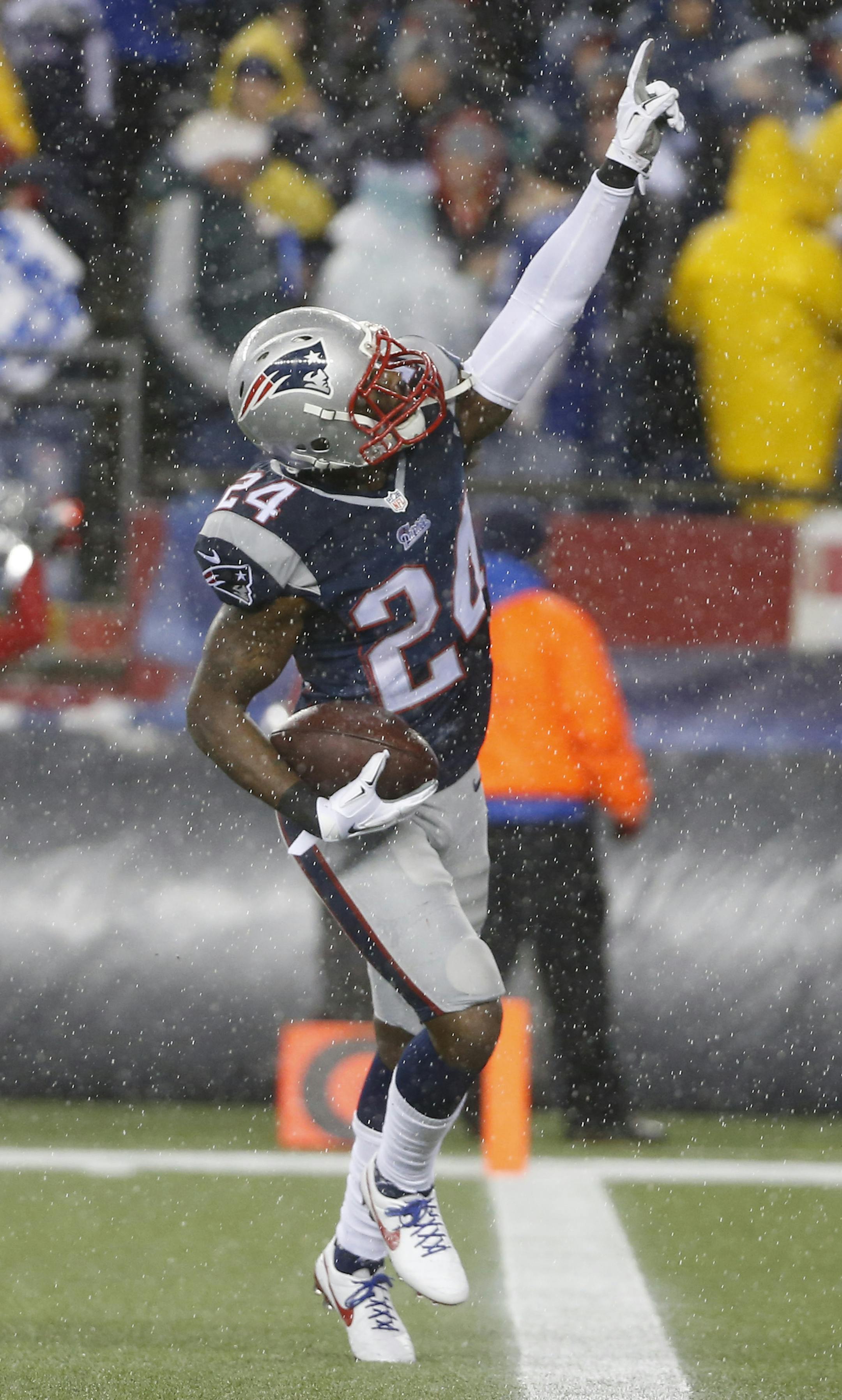 New England Patriots cornerback Darrelle Revis celebrates after intercepting a pass from Indianapolis Colts quarterback Andrew Luck for a 30-yard gain during the second half of the NFL football AFC Championship game Sunday, Jan. 18, 2015, in Foxborough, Mass. (AP Photo/Elise Amendola) ORG XMIT: NYOTK