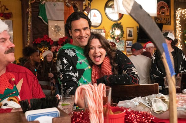 Jesse Bradford and Katie Lowes star in “Merry Kiss Cam,” a sporty holiday rom-com that was filmed in Duluth — and is very firmly set here. 