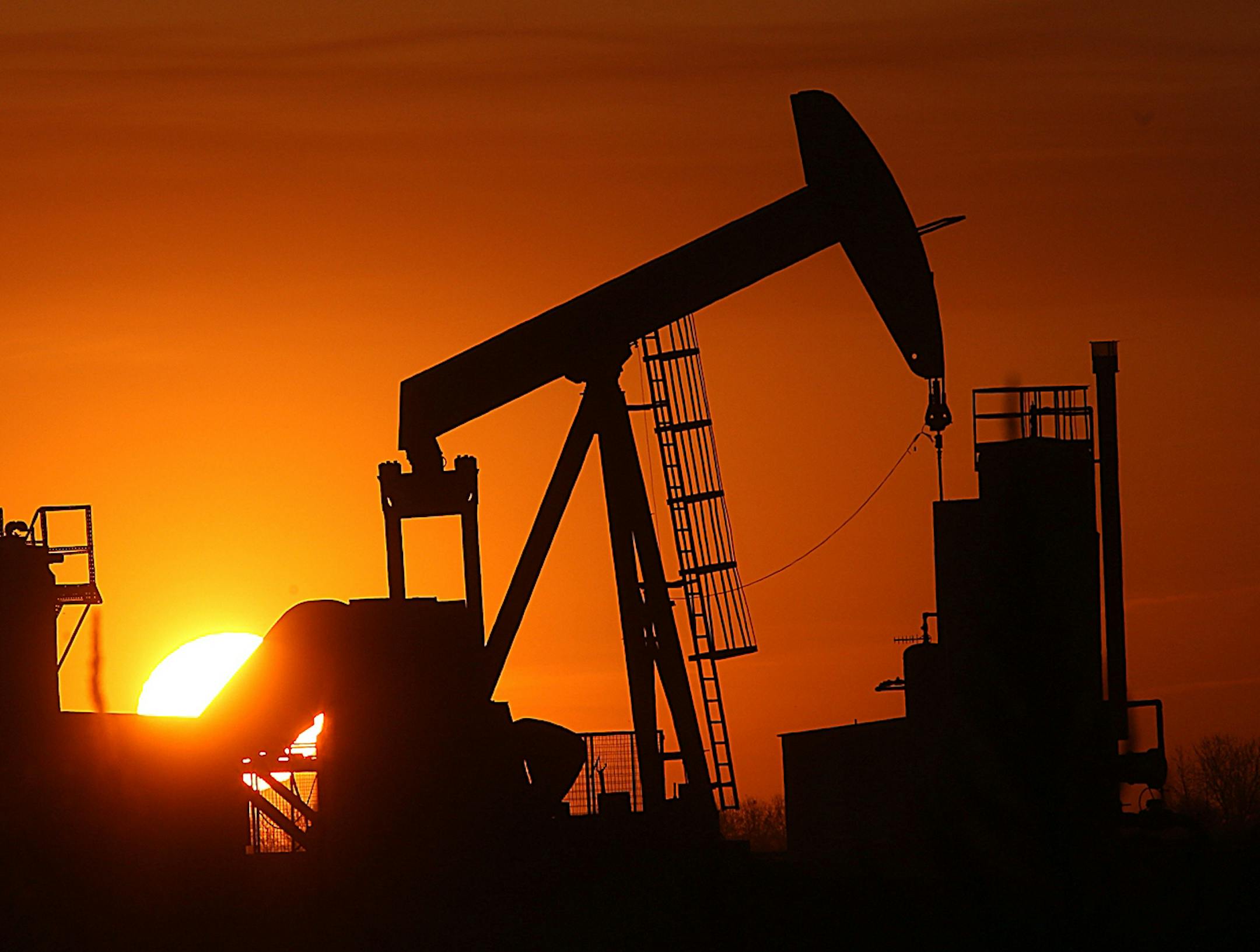 The sun set over the Bakken Oil Formation, behind an oil well near Williston. ] (JIM GEHRZ/STAR TRIBUNE) / September 26, 2013, Watford City, ND ‚Äì BACKGROUND INFORMATION- PHOTOS FOR USE IN FIRST PART OF NORTH DAKOTA OIL BOOM PROJECT: Dozens of drilling rigs dot the North Dakota landscape in the Williston Basin and the Bakken Oil Formation. Once the rigs drill holes, several miles deep and then several miles horizontally, hydraulic fracturing technology (‚Äúfrac