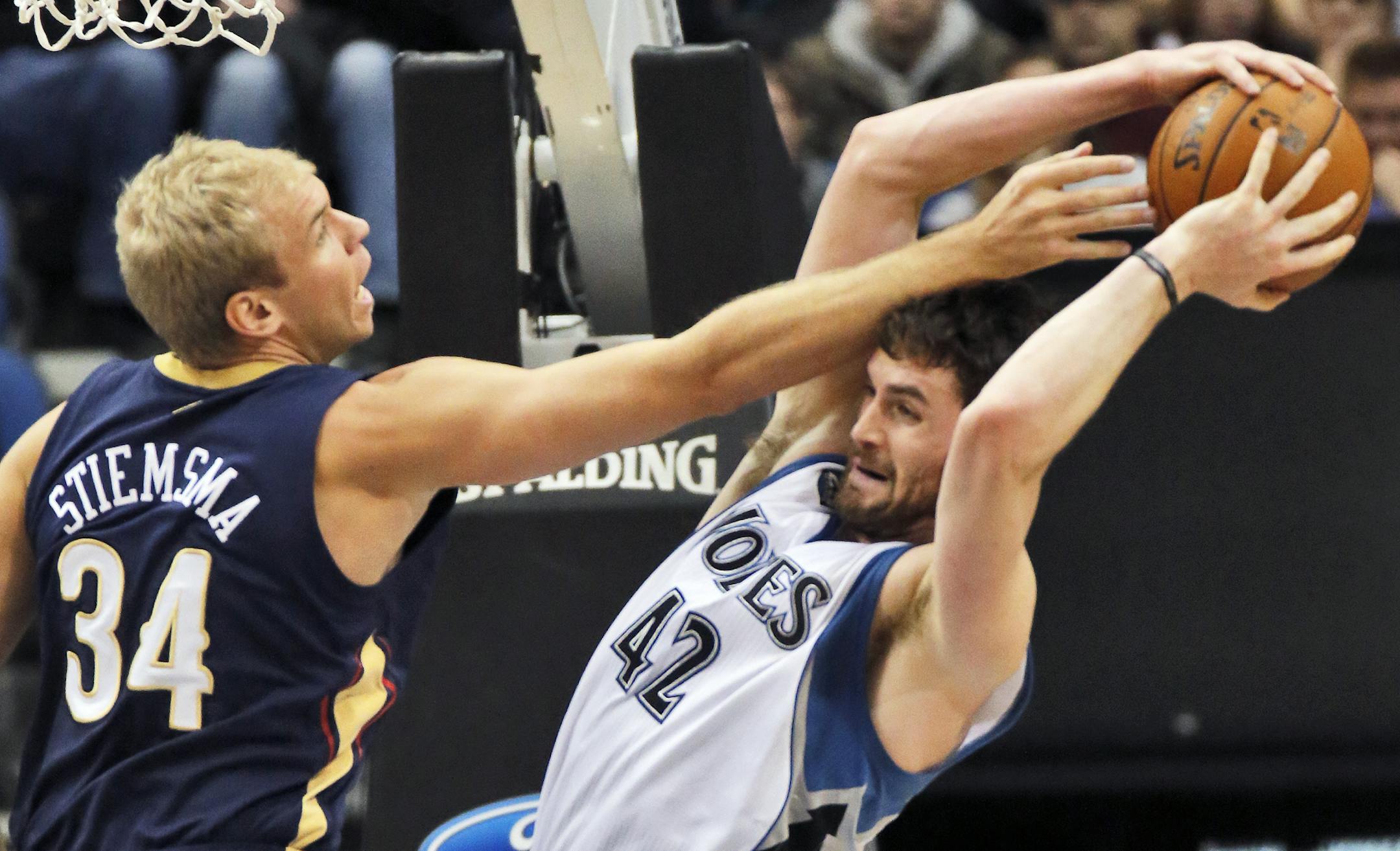 Kevin Love (42) grabbed a rebound away from New Orleans' Greg Stiemsma.