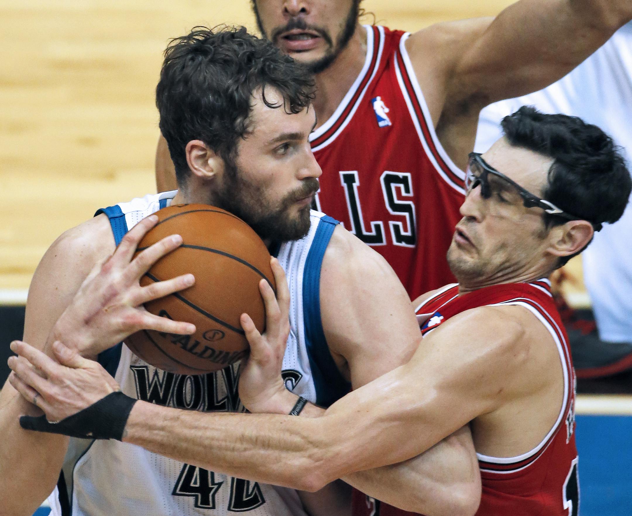 Wolves Kevin Love was defended by Bulls Kirk Hinrich. ] Minnesota Timberwolves vs. Chicago Bulls . Bulls won. (MARLIN LEVISON/STARTRIBUNE(mlevison@startribune.com)