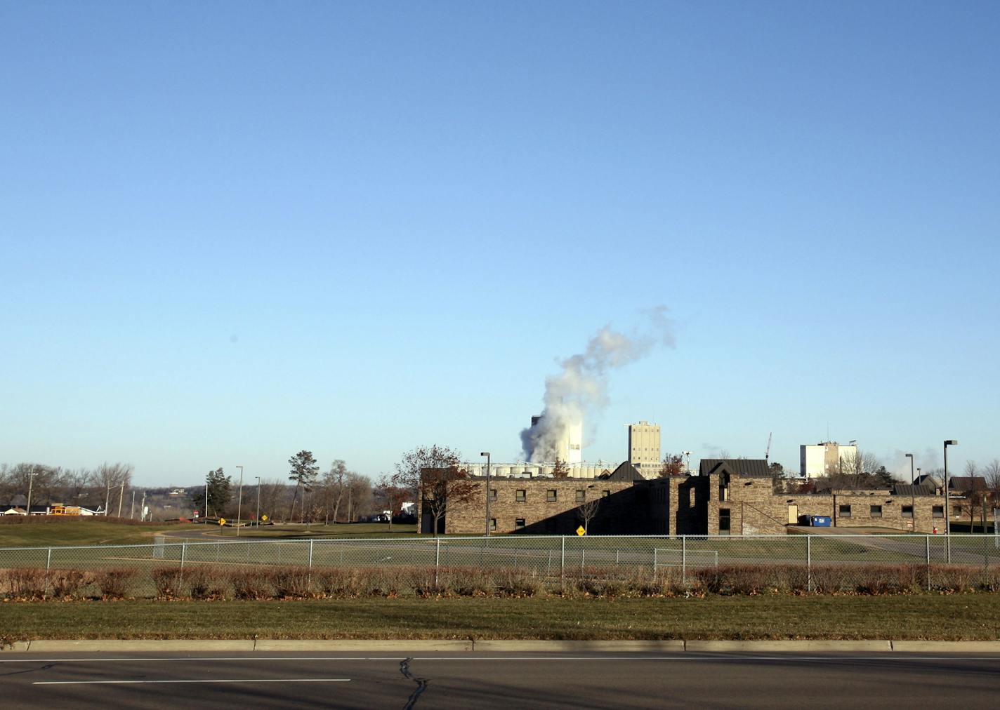 KYNDELL HARKNESS &#x2022; kharkness@startribune.com Shakopee women's prison had a fence and hedges that surround the property.