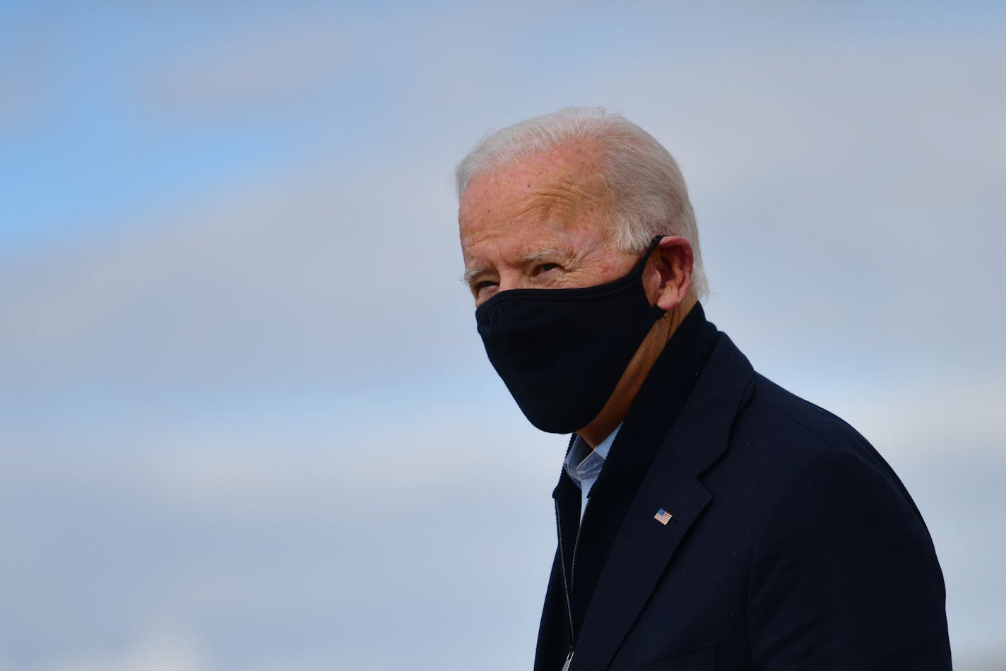 Joe Biden, the Democratic presidential nominee, wearing a face mask, arrives in Grand Rapids, Mich., on Friday, Oct. 2, 2020, to campaign. (Mark Makela/The New York Times)