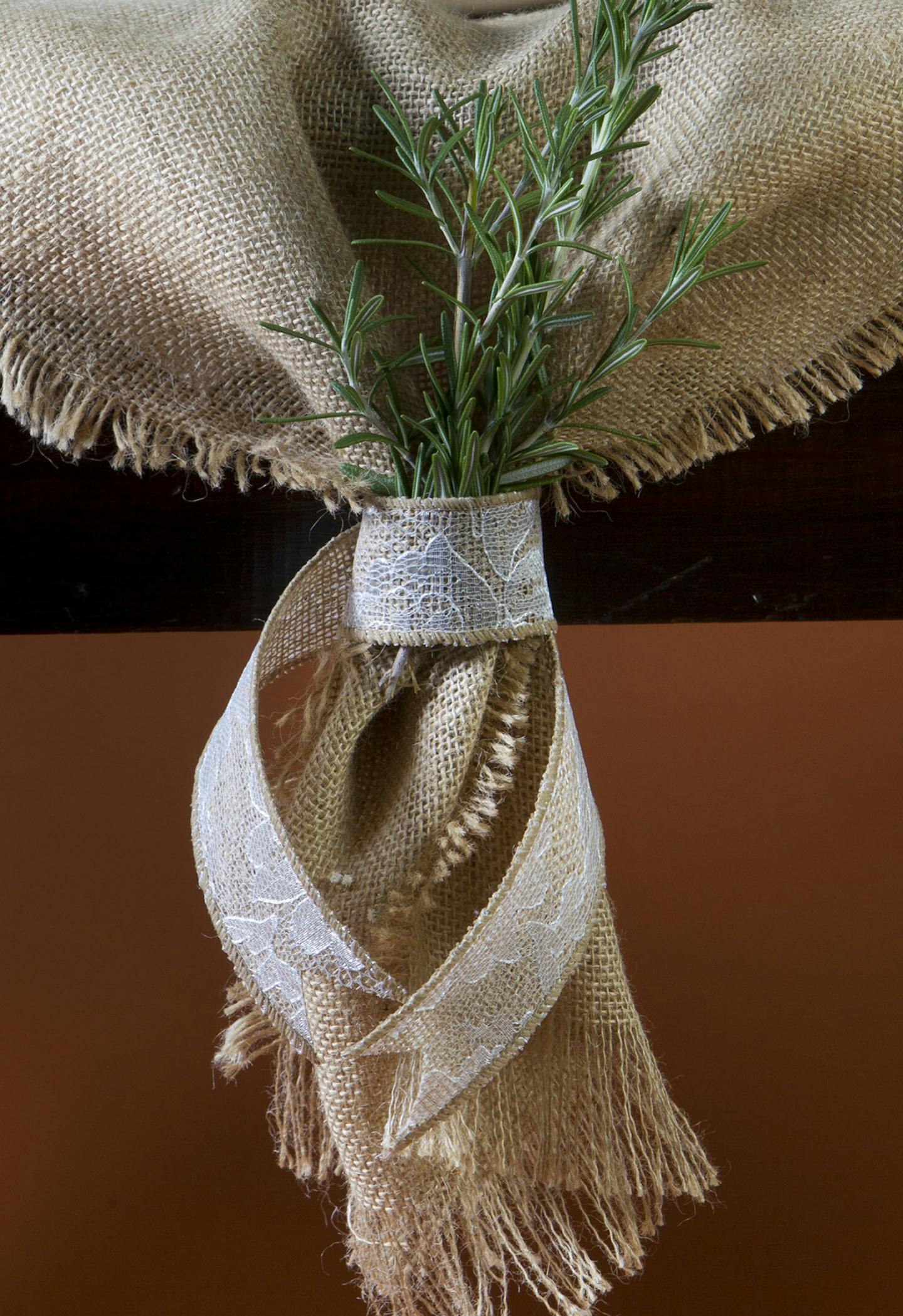 Burlap table runner. (Tammy Ljungblad/Kansas City Star/TNS)