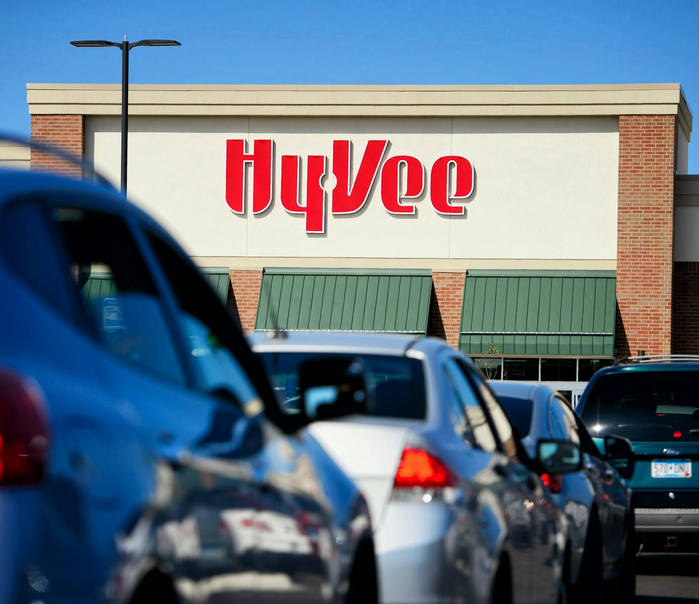 A shortage of parking spots and customers wanting their first look at the New Hope HyVee prompted long lines of cars, gridlock and an occasional angry outburst by frustrated drivers. ] GLEN STUBBE * gstubbe@startribune.com Tuesday September 22, 2015 HyVee opens first two stores in the Twin Cities Tuesday, this one in New Hope and another in Oakdale.