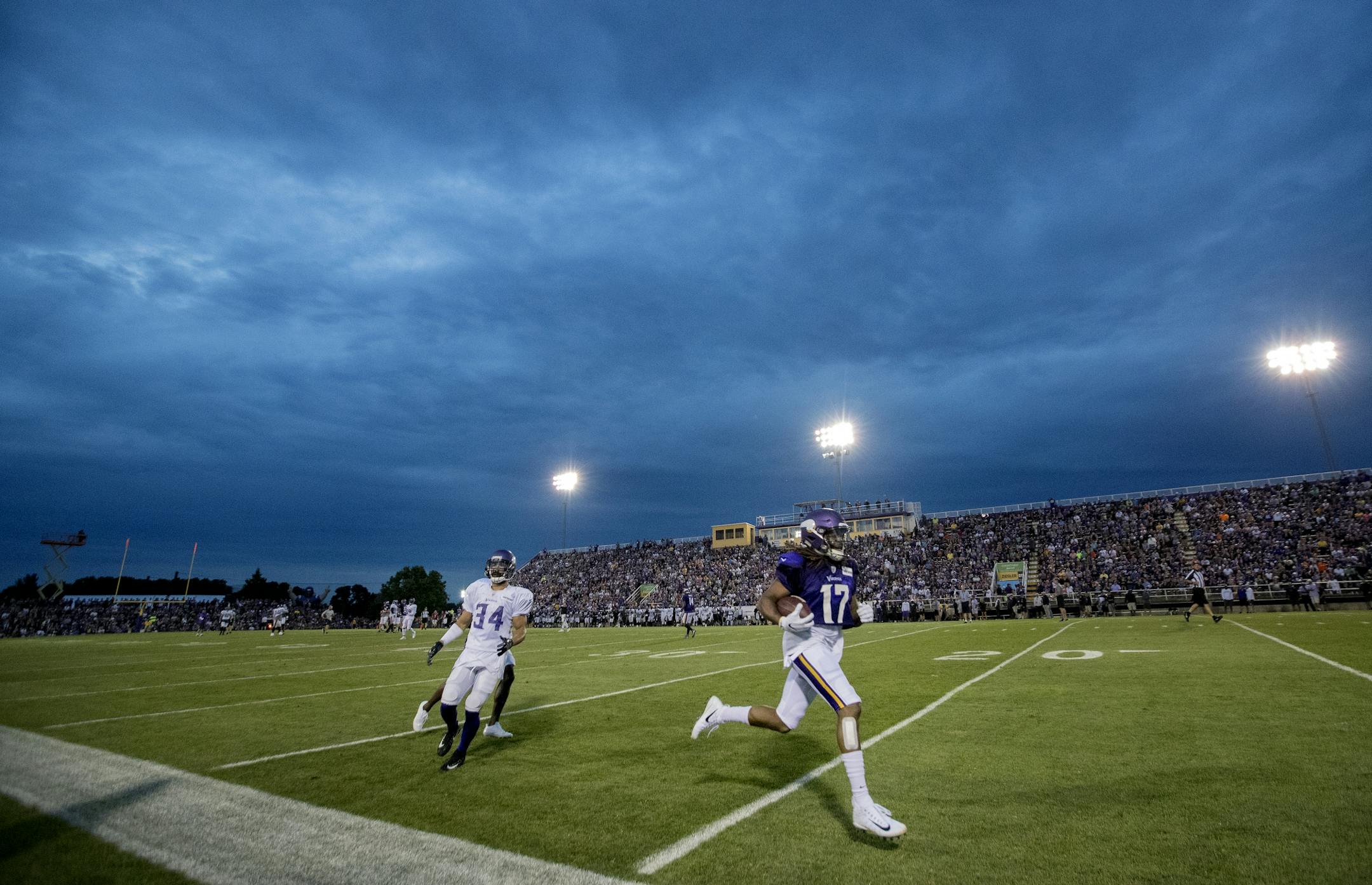 Jarius Wright ran down the sideline after catching a pass during a scrimmage at Blakeslee Stadium in Mankato.