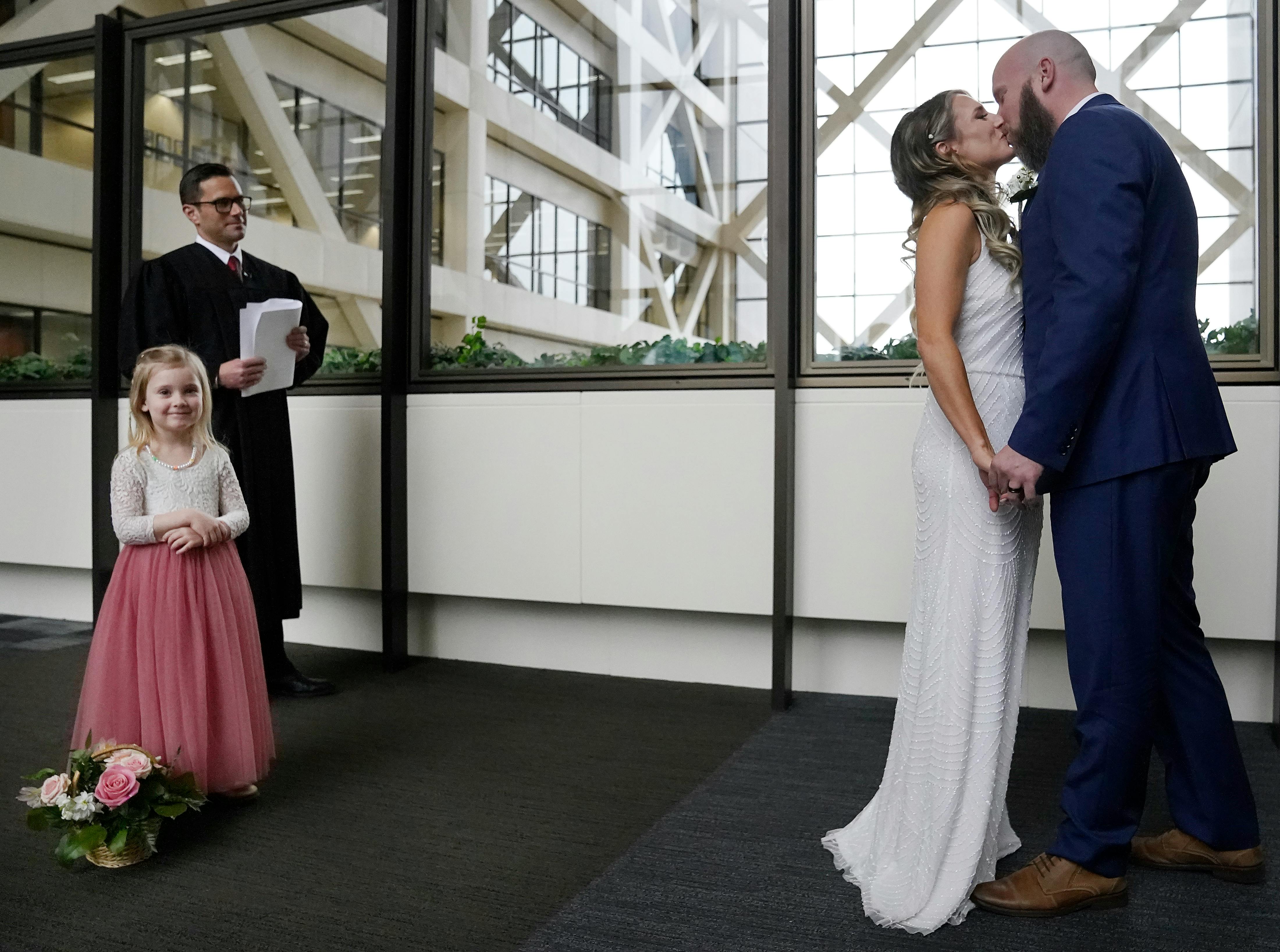 valentine-s-tradition-returns-24-couples-get-married-at-the-hennepin