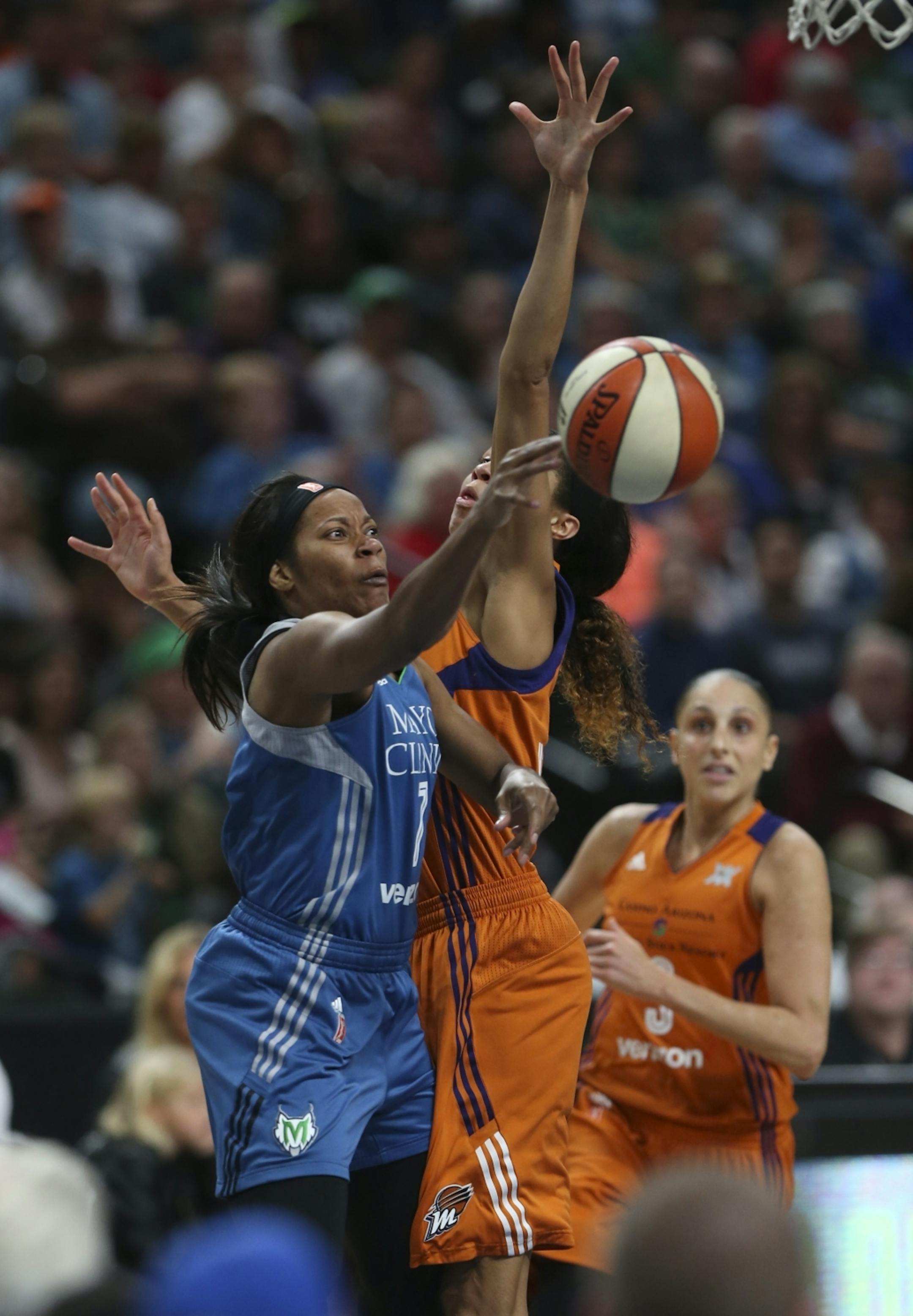 Minnesota Lynx guard Jia Perkins (7) passed off to a teammate in the third quarter.