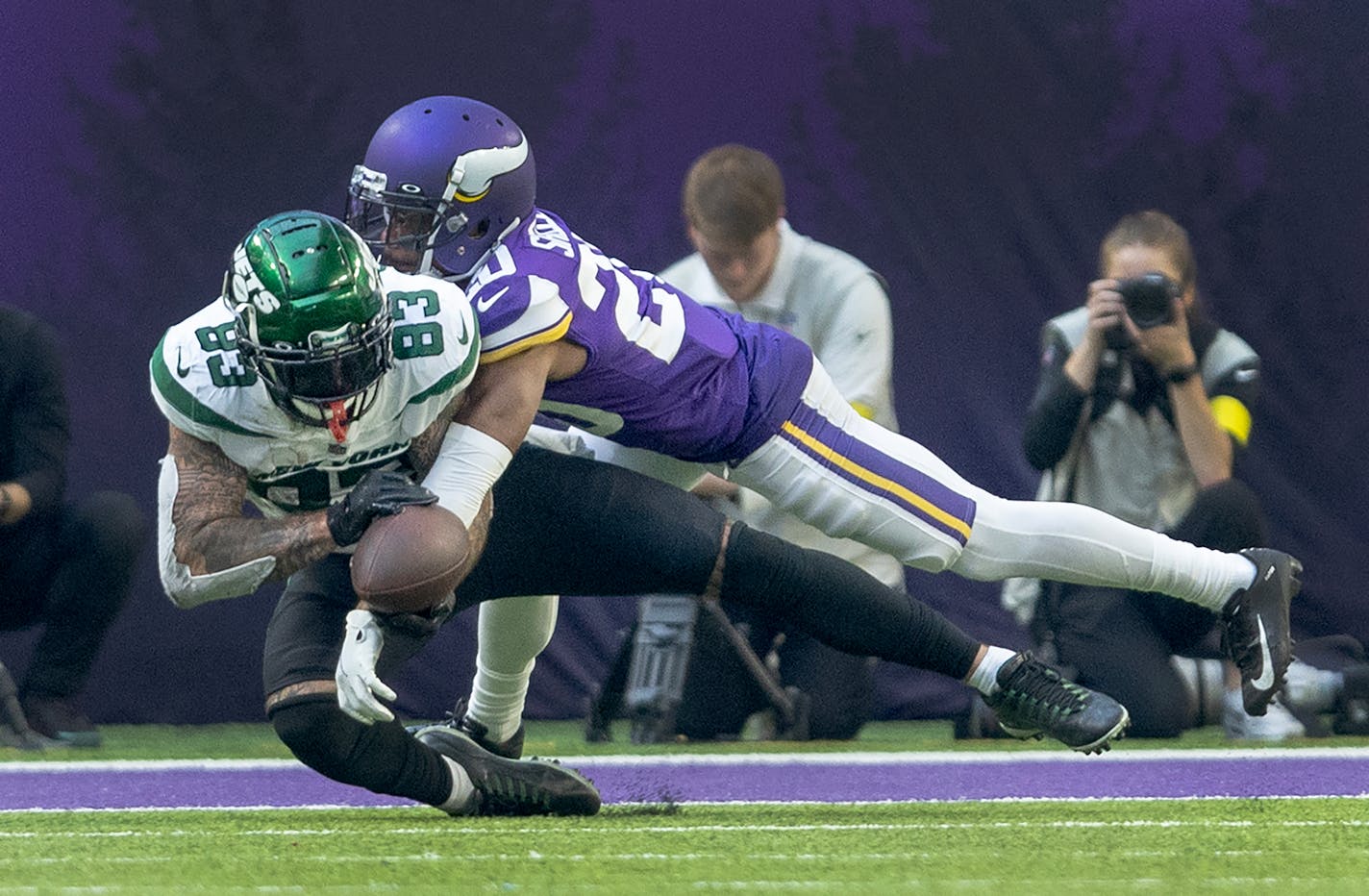 Duke Shelley (20) of the Minnesota Vikings breaks up a pass intended for Tyler Conklin (83) in the third quarter Sunday, December 4, 2022, at U.S. Bank Stadium in Minneapolis, Minn. ] CARLOS GONZALEZ • carlos.gonzalez@startribune.com.