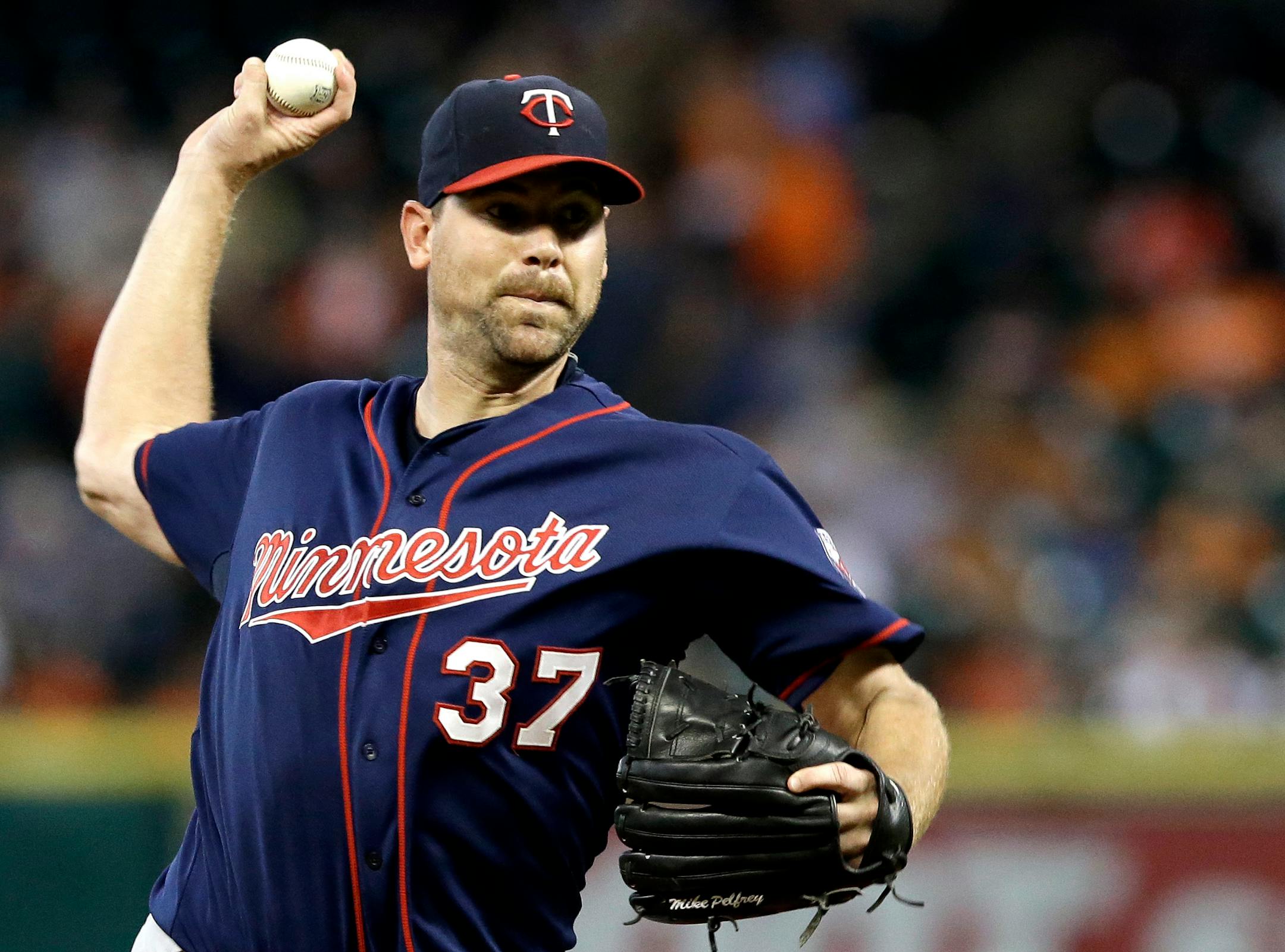 Minnesota Twins' Mike Pelfrey delivers a pitch against the Houston Astros in the first inning of a baseball game Friday, Sept. 4, 2015, in Houston. (AP Photo/Pat Sullivan)