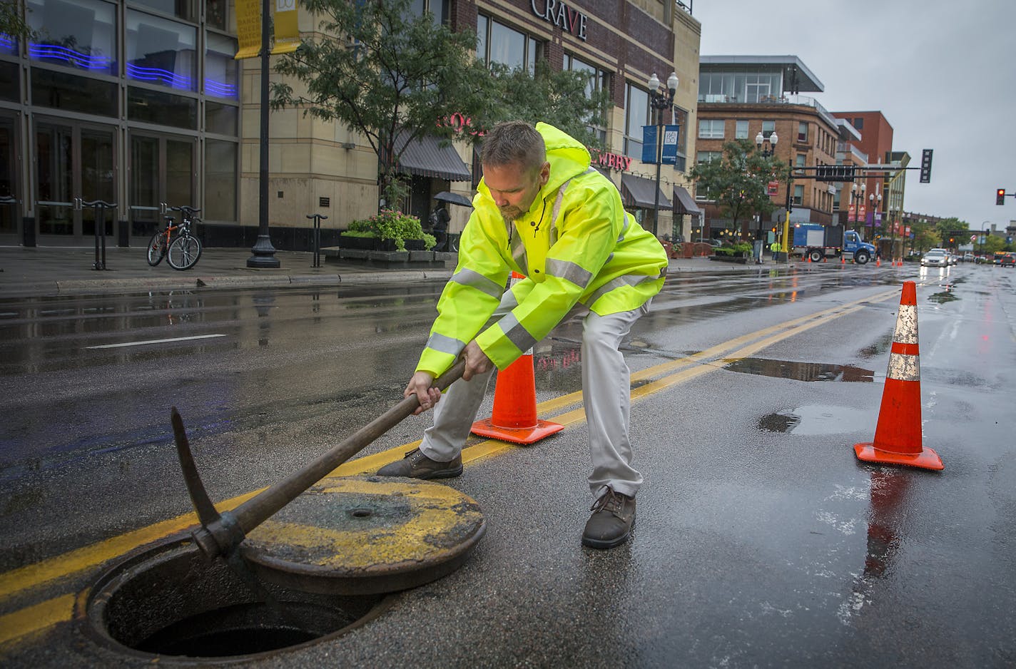 Minneapolis Sewer Maintenance Supervisor Sean Oberg removed a sewer cover to begin a cleaning method of removing accumulated fat, oil and grease out of the sewer near 8th and Hennepin avenues, Thursday, September 20, 2018 in Minneapolis, MN. ] ELIZABETH FLORES &#xef; liz.flores@startribune.com