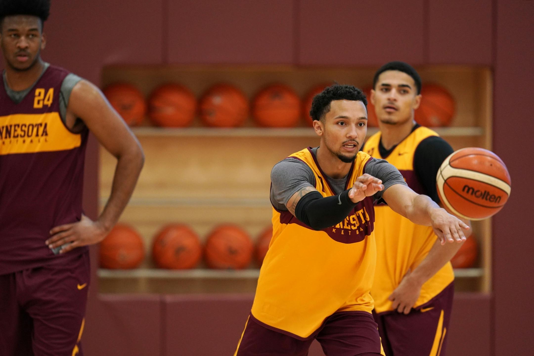 Gophers guard Payton Willis (0) passed the ball across the court during Thursday's practice.