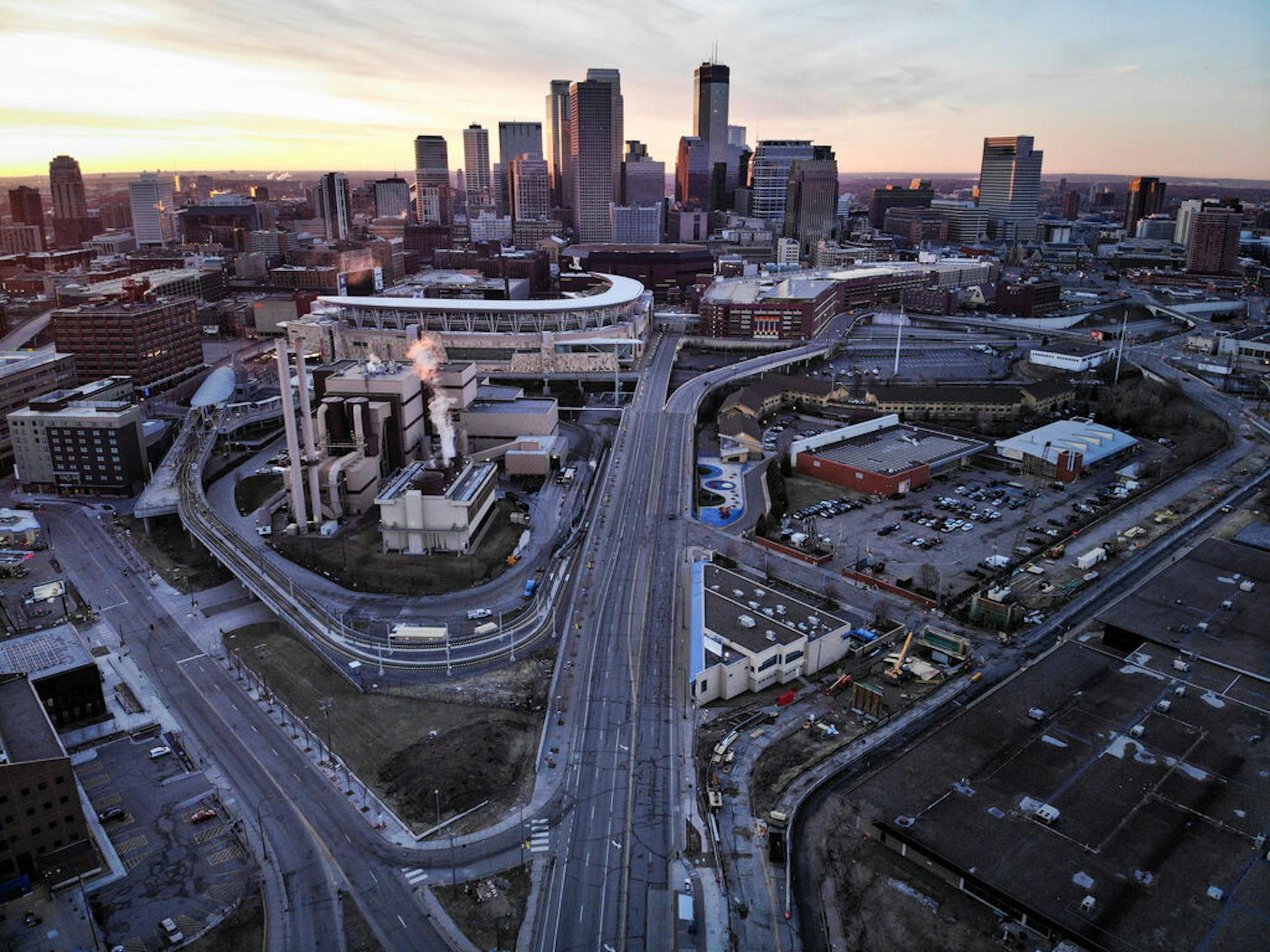 There were few cars heading into or out of downtown Minneapolis at sunrise Monday morning, March 30, 2020. Despite a decrease in traffic of up to 50 percent, the number of fatal crashes since March 16 is sharply up. (Aaron Lavinsky/Minneapolis Star Tribune/TNS) ORG XMIT: 1630776