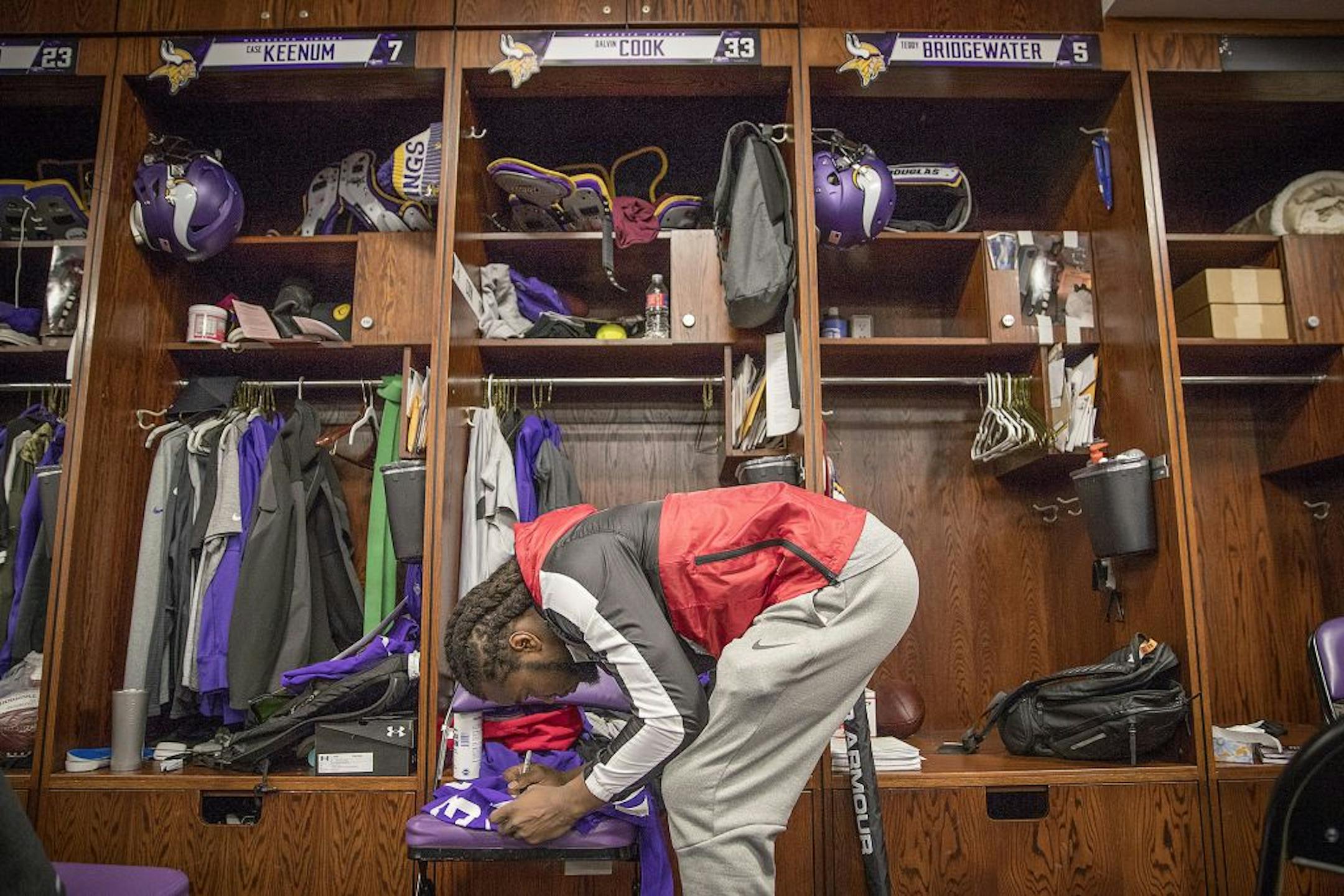 Minnesota Vikings running back Dalvin Cook signed a jersey as he cleaned out his locker at Winter Park, Monday, January 22, 2018 in Eden Prairie, MN.