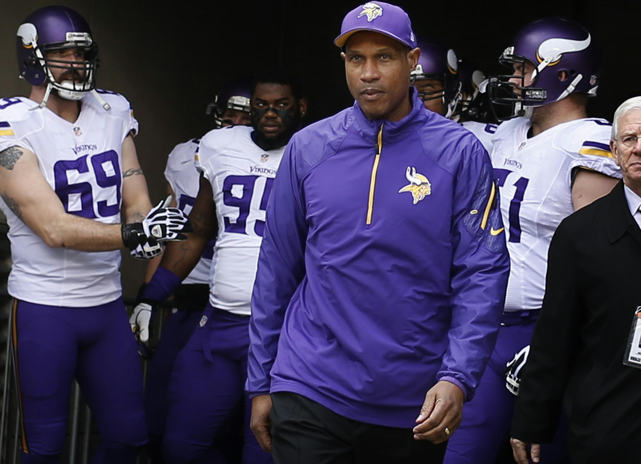 Minnesota Vikings head coach Leslie Frazier leads his team on the field during NFL action between the Minnesota Vikings and the Cincinnati Bengals at Paul Brown Field Sunday December 22, 2013 in Cincinnati, Ohio, ] JERRY HOLT ‚Ä¢ jerry.holt@startribune.com