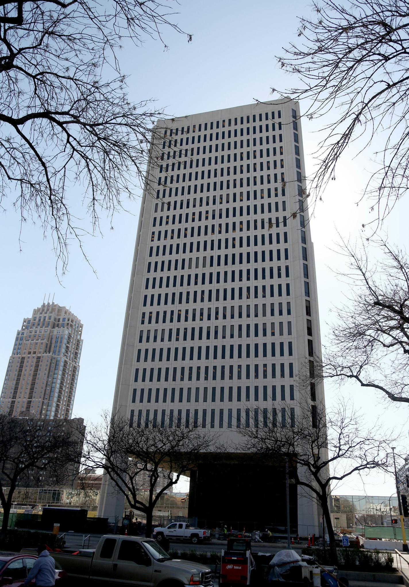 The building at 100 Washington Ave S. ] (KYNDELL HARKNESS/STAR TRIBUNE) kyndell.harkness@startribune.com At 100 Washington Ave S in Minneapolis Min., Friday, April 15, 2016. The 22-story tower that is being remade as a center for tech companies in downtown Minneapolis.