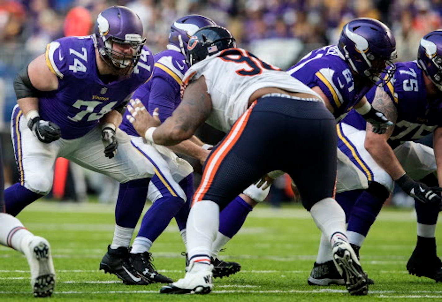 Minnesota Vikings offensive lineman Mike Remmers (74)