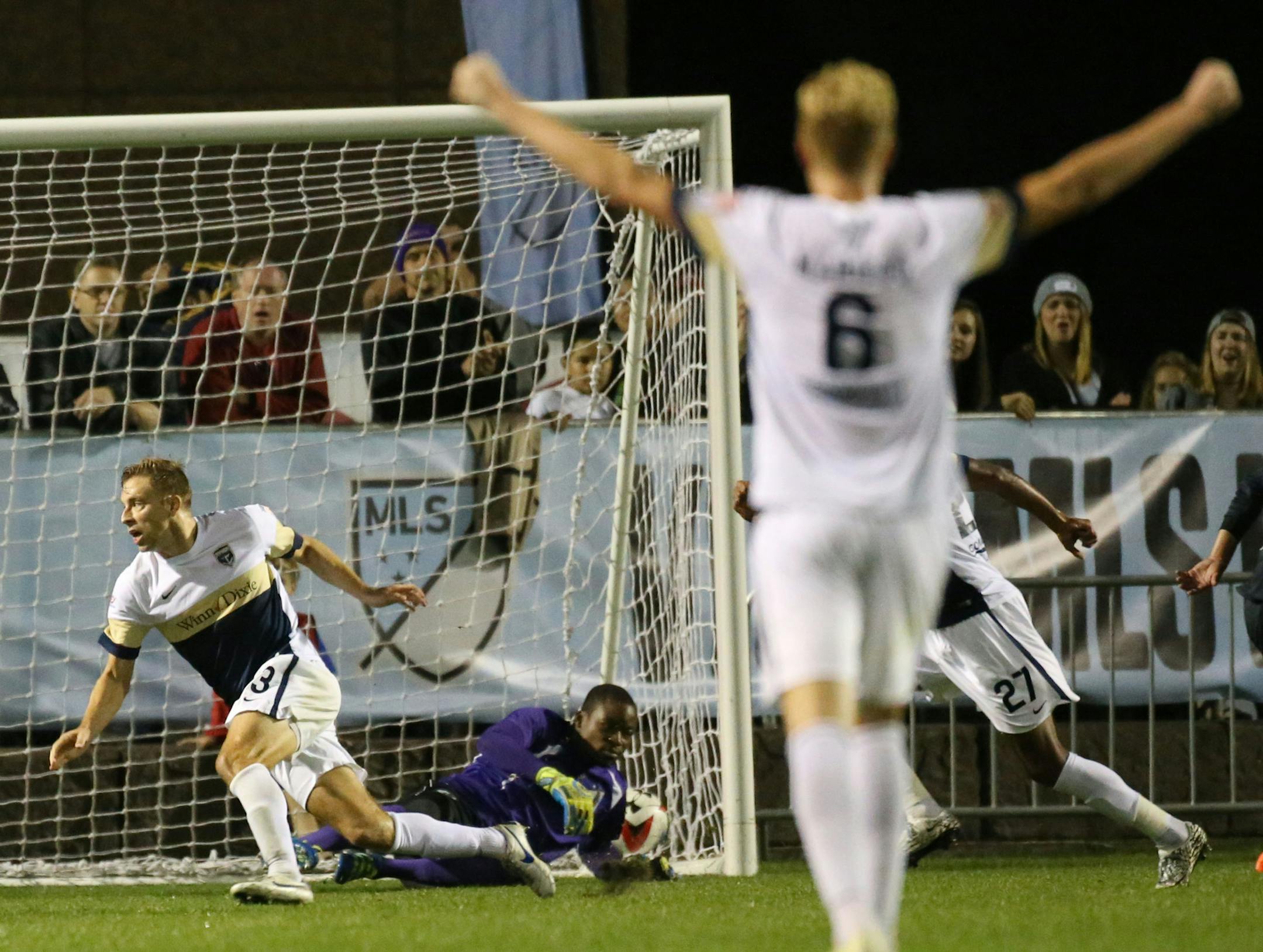 Minnesota United FC goalie Sammy Ndjock (33) is unable to stop a shot by Jacksonville Armada FC's Matt Banner (13) during the second period that proved the game's only goal, giving Jacksonville a 1-0 win over Minnesota United Saturday, Oct. 1, 2016, at the National Sports Center in Blaine, MN.](DAVID JOLES/STARTRIBUNE)djoles@startribune.com Minnesota United FC and Jacksonville Armada FC Saturday, Oct. 1, 2016, at the National Sports Center in Blaine, MN.
