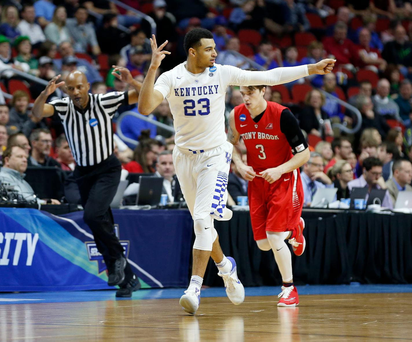 Kentucky's Jamal Murray (23) shoots an "arrow" after making a 3-pointer during second-half action against Stony Brook.