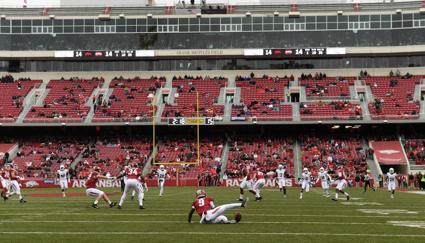 Arkansas kick returner De'Vion Warren tries to get a handle on the kick off during the first half of an NCAA college football game Saturday, Nov. 18, 2017 in Fayetteville, Ark. The games official attendance was 64153. (AP Photo/Michael Woods) ORG XMIT: ARMW101