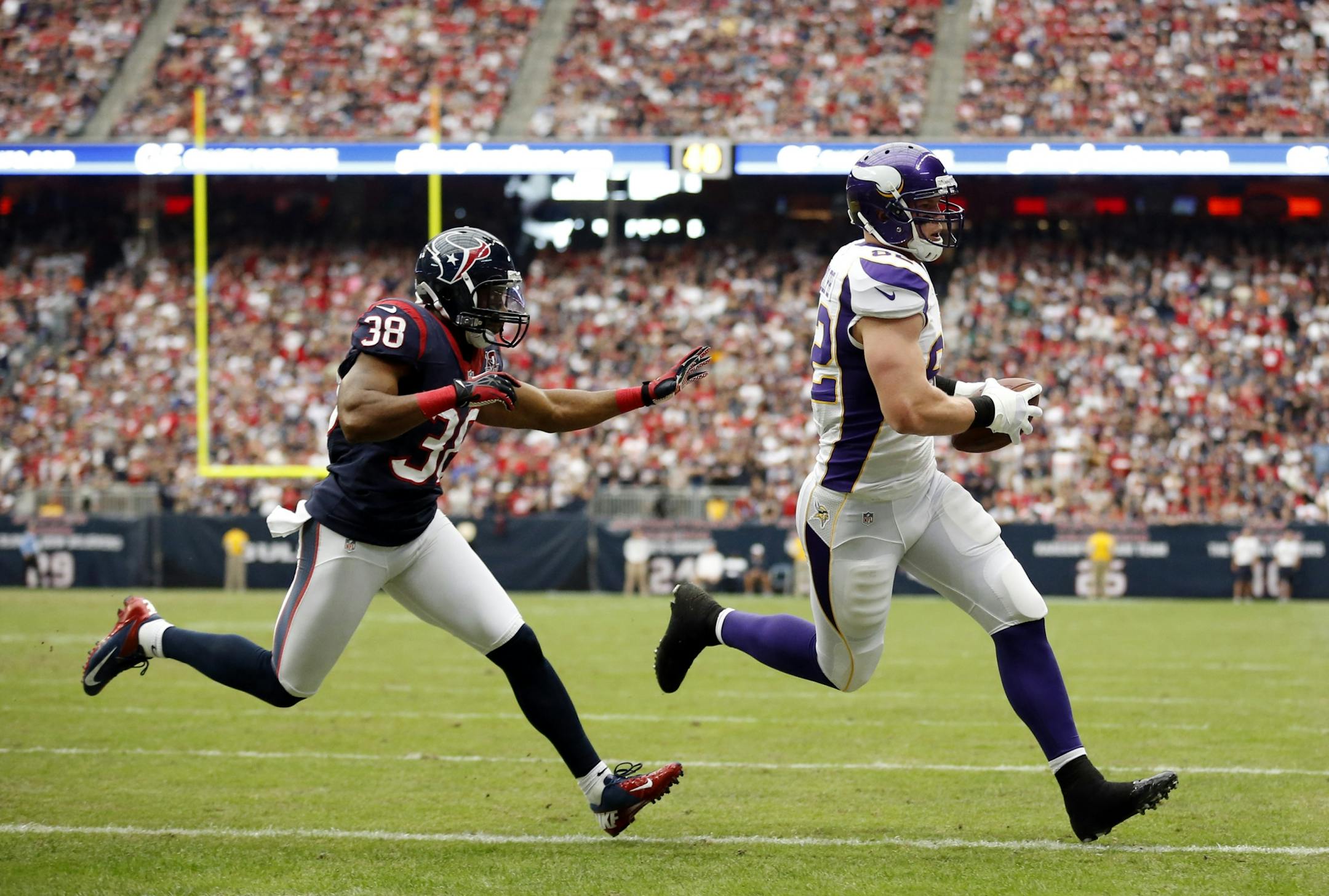 Tight end Kyle Rudolph caught a 3-yard touchdown pass from Christian Ponder in the first quarter.
