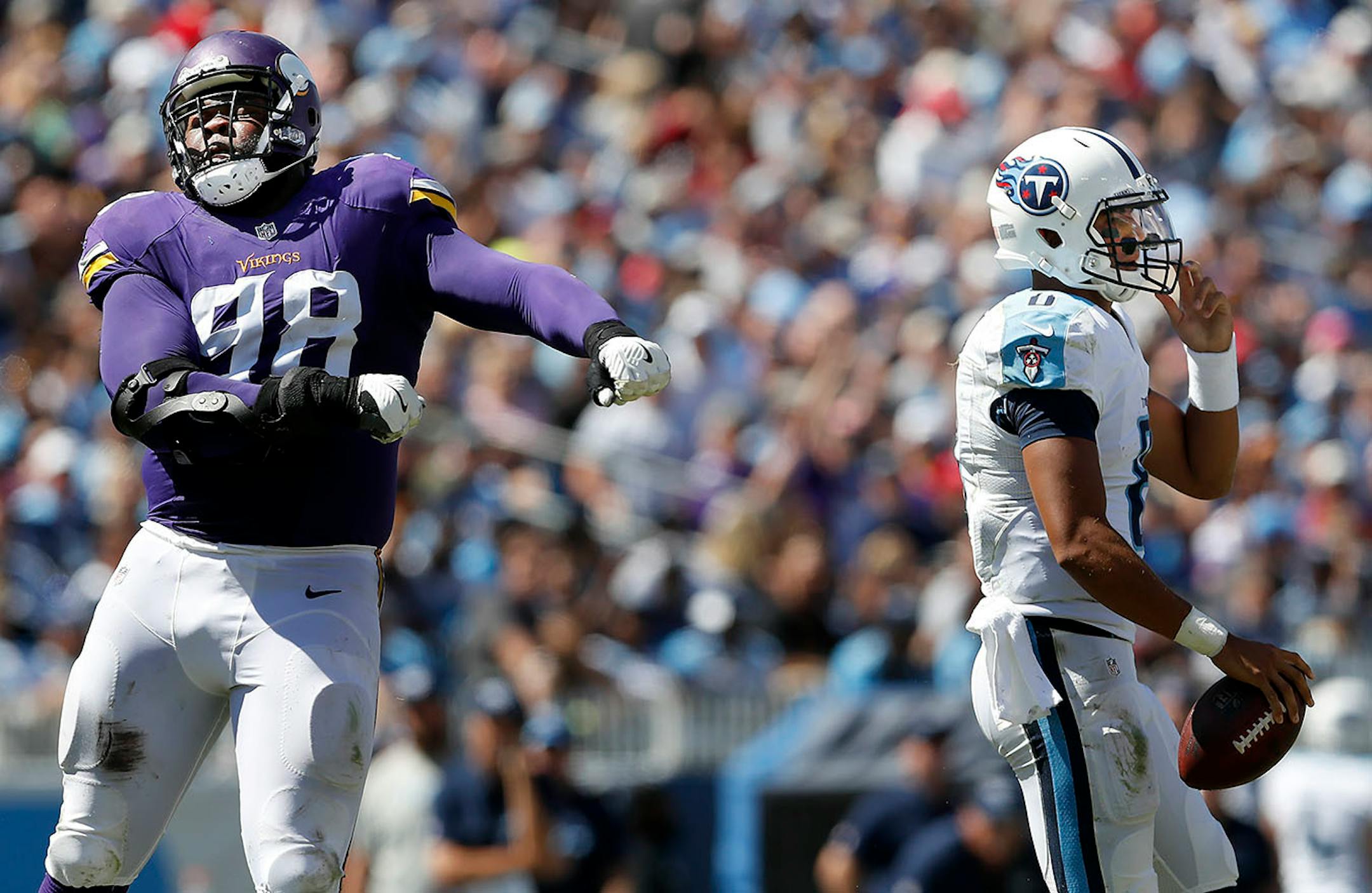 Linval Joseph (98) celebrated after sacking Marcus Mariota in the third quarter.