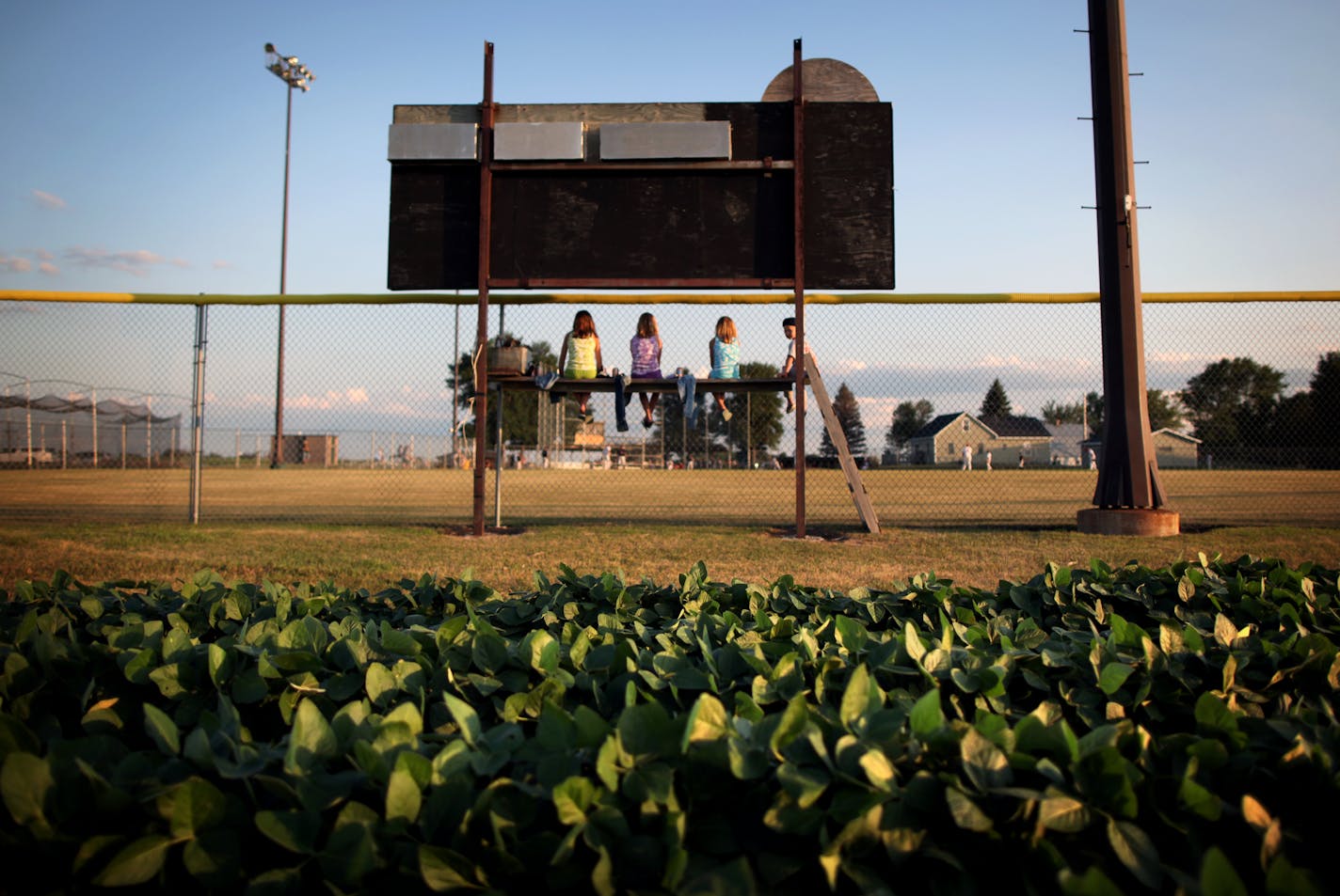 BRIAN PETERSON ¥ brianp@startribune.com Union Hill, MN 7/23/2009 ] Emily Russo, 7, Sarah Berg, 8, Rachel Russo, 6, and Eric Berg, 3, were minding the scoreboard over the right filed fence during the Union Hill -vs- Prior Lake. The girls would ask the right fielder for the score after every inning.