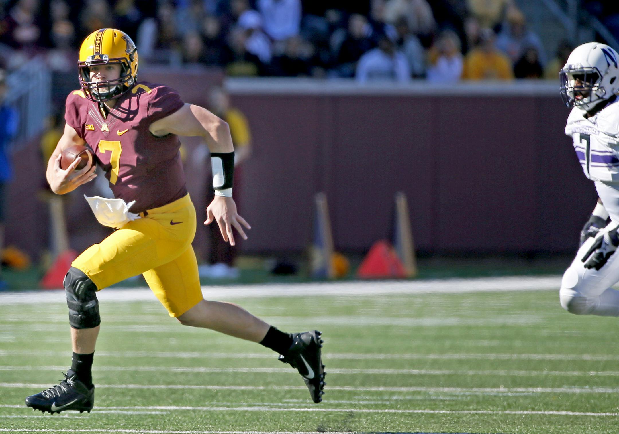 Minnesota Gophers quarterback Mitch Leidner (7) ran for a first down in the first quarter as the Minnesota Gophers took on the Northwestern Wildcats at TCF Stadium, Saturday, October 11, 2014 in Minneapolis, MN. ] (ELIZABETH FLORES/STAR TRIBUNE) ELIZABETH FLORES • eflores@startribune.com