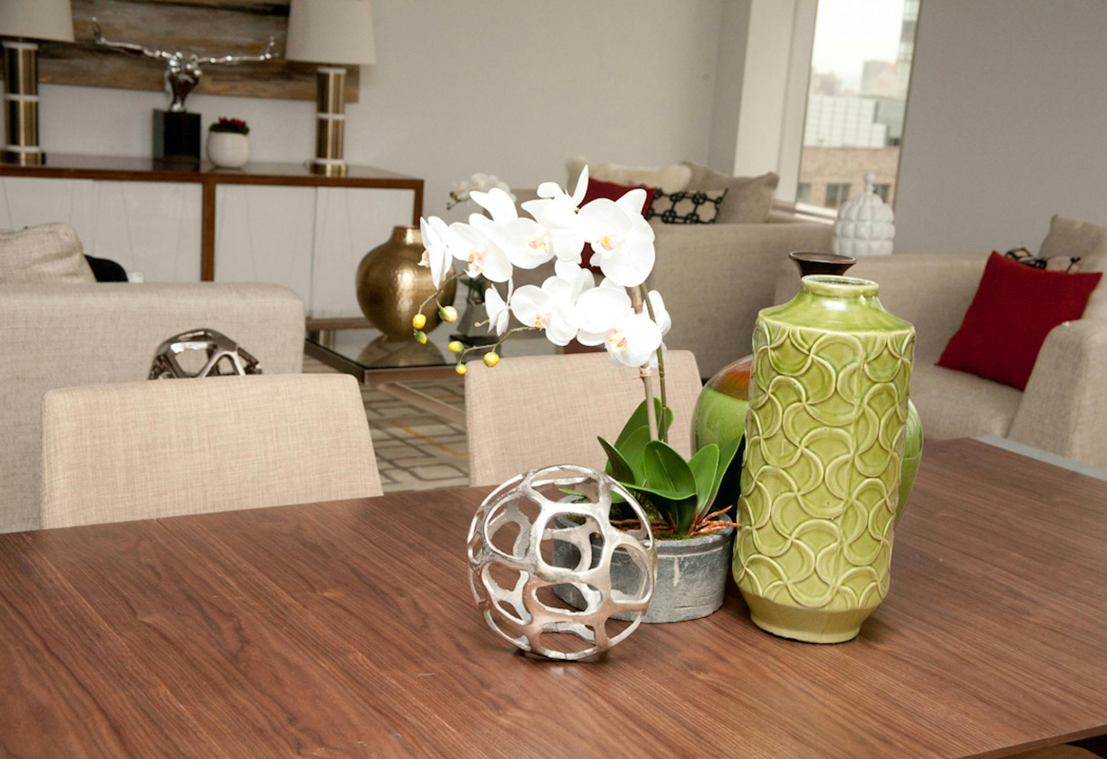 Accent pieces such as a vase are affordable ways to add color to a space, especially tabletop vignettes. (Handout/TNS) ORG XMIT: 1186220