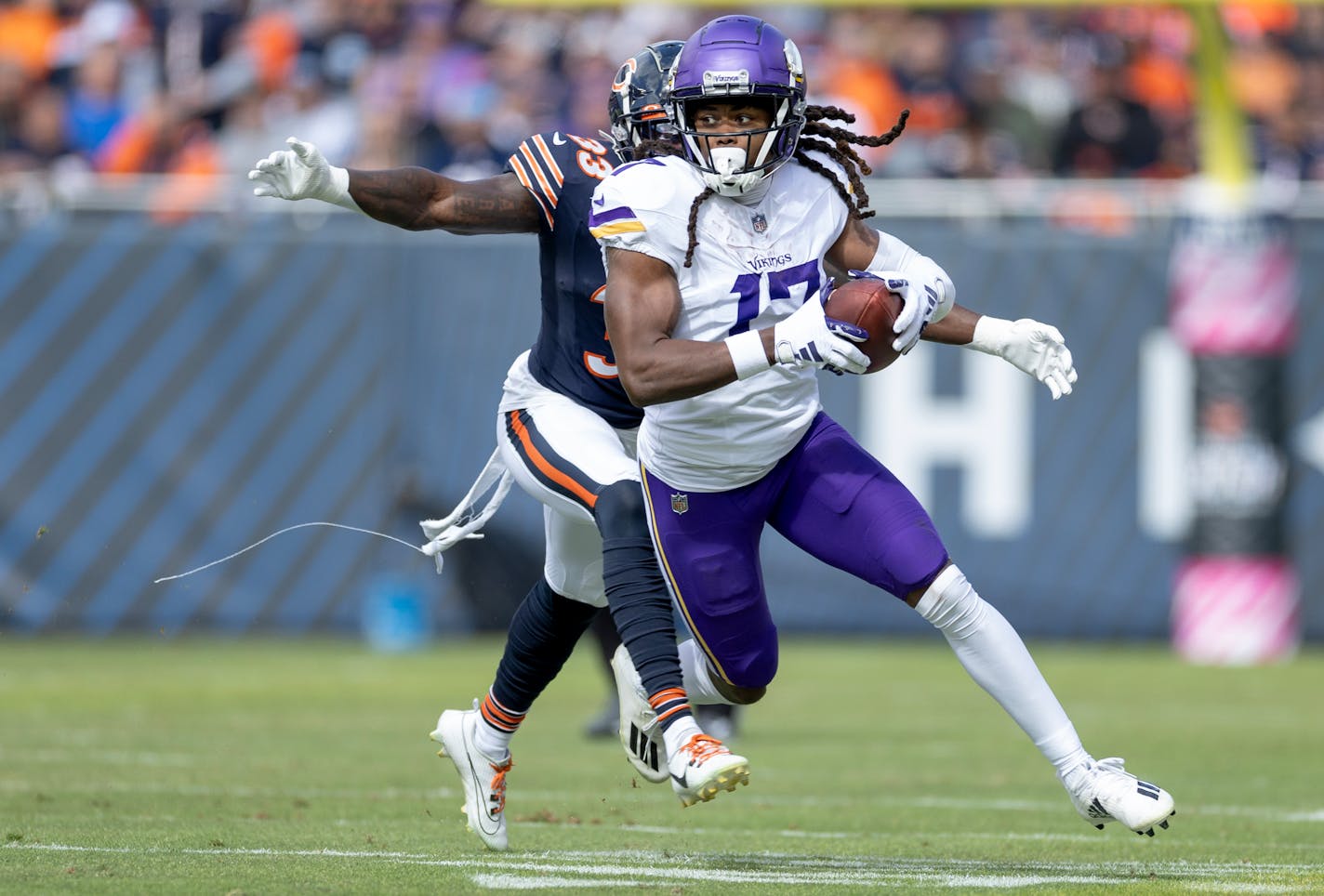 Minnesota Vikings receiver K.J. Osborn (17) in the second quarter Sunday, October 15, 2023, at Soldier Field in Chicago, Ill. ] CARLOS GONZALEZ • carlos.gonzalez@startribune.com