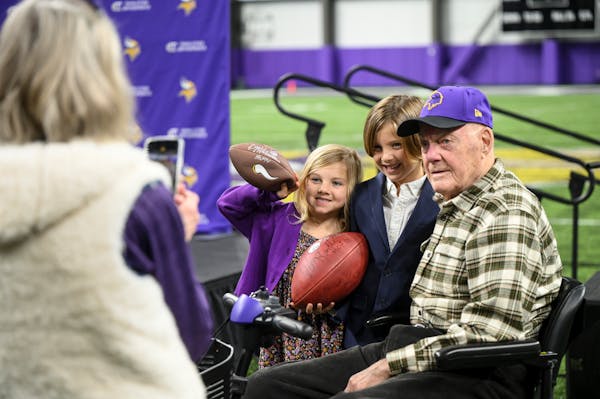 Bud Grant posed with Kaden, 7, and Quinn O’Connell, 5, after their father, coach Kevin O’Connell, met the media Thursday.