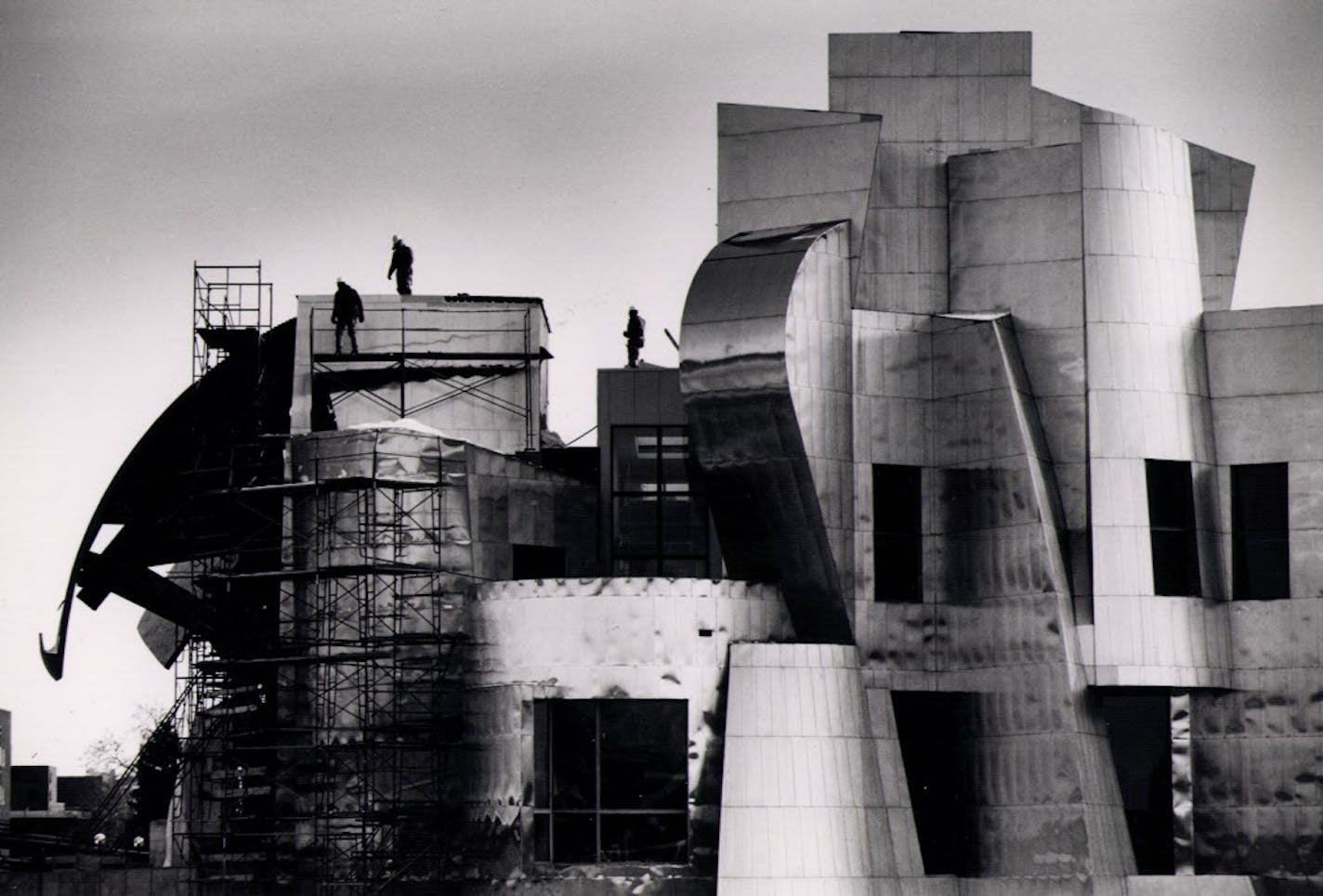 PHOTO Brian Peterson, Star Tribune... 16 February 1993...Workers removed the last pieces of scaffolding from the west side of the Frederick R. Weisman Art Museum at the U of M Tuesday afternoon. It was designed by architect Frank O. Gehry.