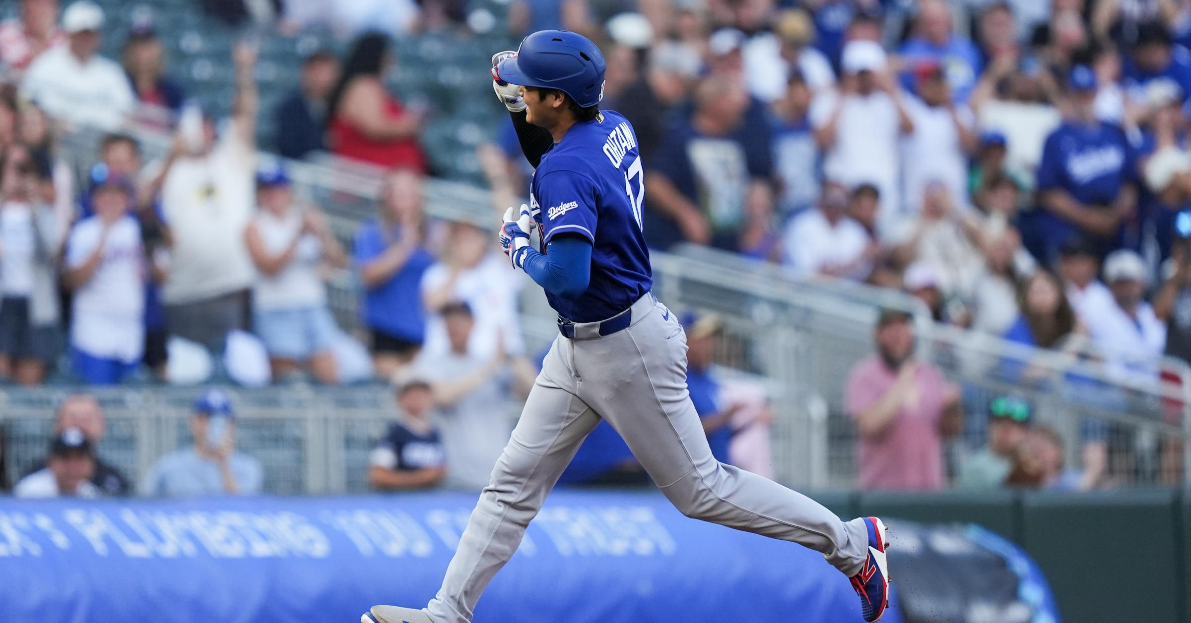 Twins’ Anthony Banda gets his World Series ring, then the Dodgers show their championship flare