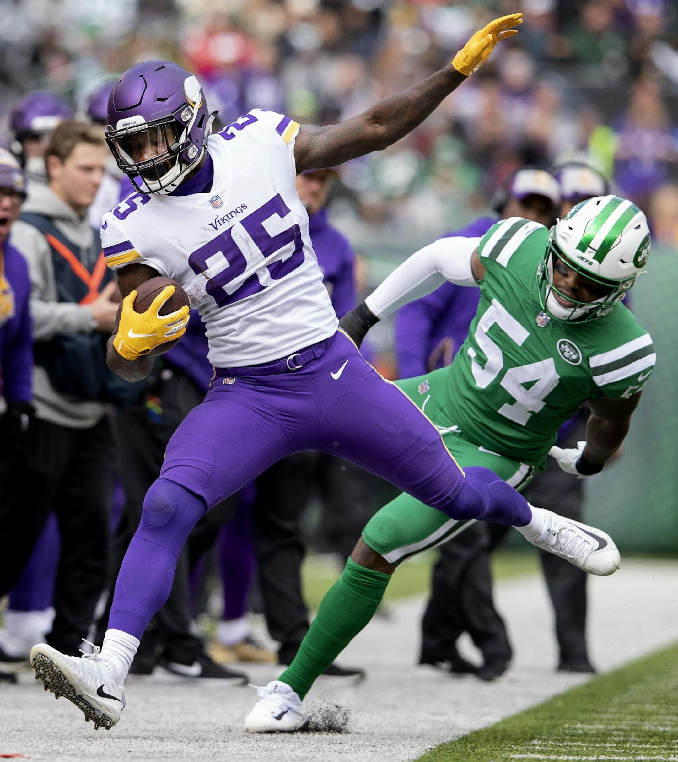 Latavius Murray (25) was pushed out of bounds in the second quarter.