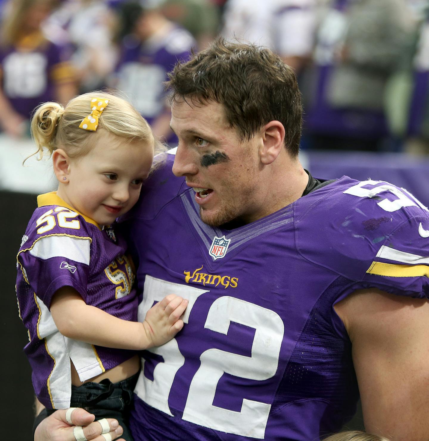 Minnesota Vikings outside linebacker Chad Greenway (52) was greeted by his youngest daughter Beckett, 3, after the game at Mall of America Field, Sunday, December 29, 2013 in Minneapolis, MN. (ELIZABETH FLORES/STAR TRIBUNE) ELIZABETH FLORES &#x2022; eflores@startribune.com