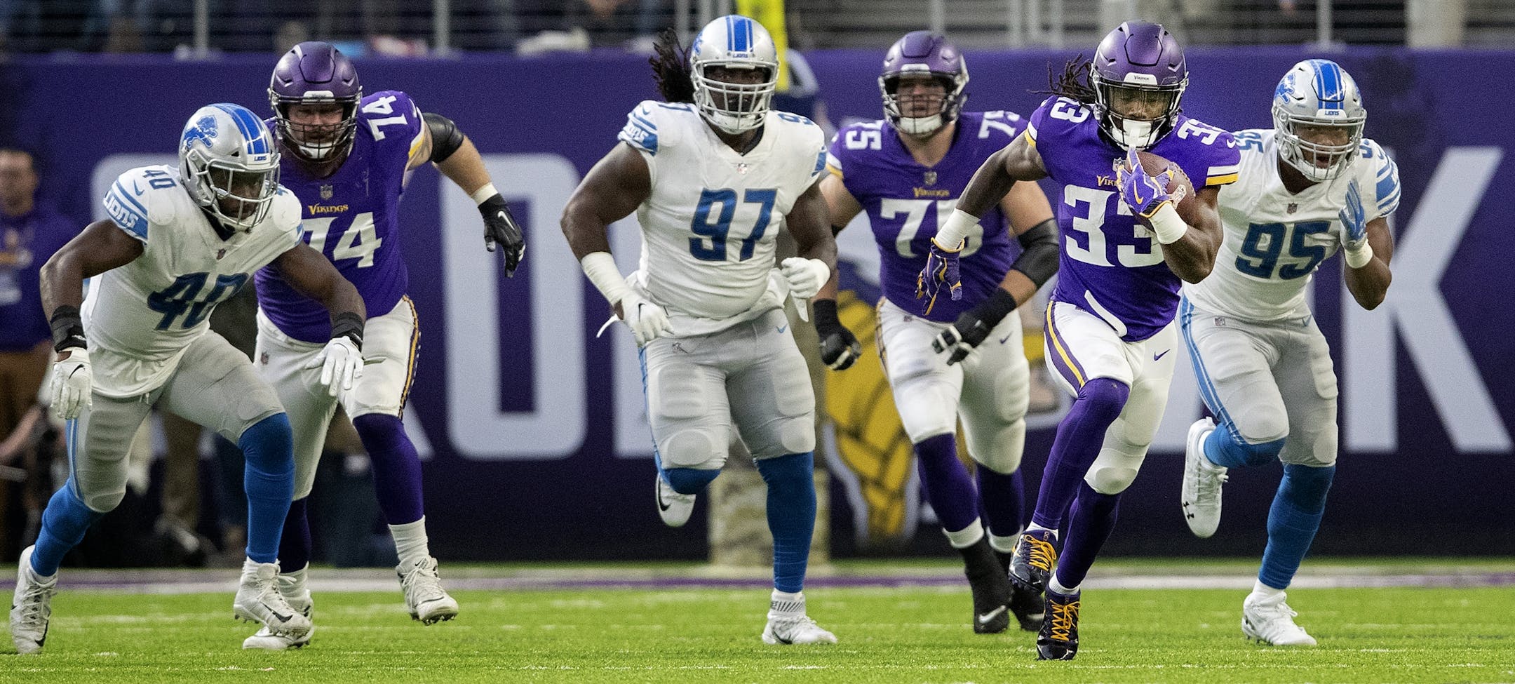 Dalvin Cook (33) broke away during a 70-yard run in the second quarter.
