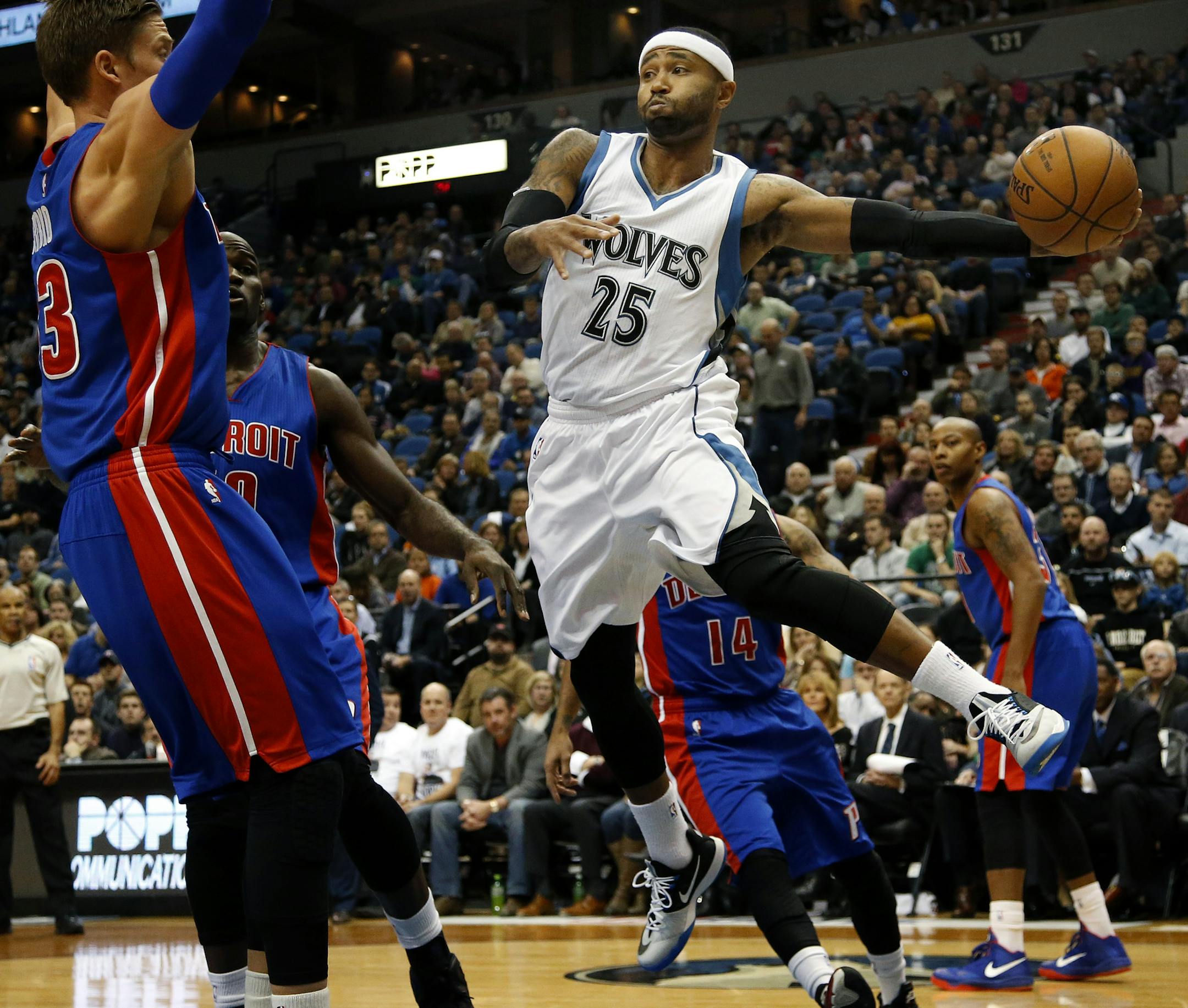 Mo Williams (25) attempted a pass to a teammate in the second quarter. ] CARLOS GONZALEZ cgonzalez@startribune.com - October 30, 2014, Minneapolis, Minn., Target Center, NBA, Minnesota Timberwolves vs. Detroit Pistons, Home Opener
