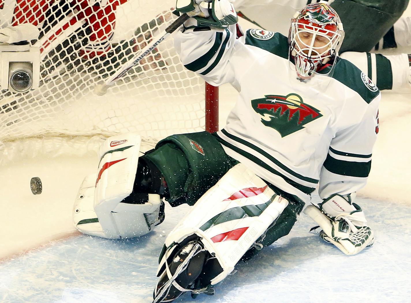 Jonathan Toews shot the puck past Wild goalie Ilya Bryzgalov (30) for a goal in the first period.