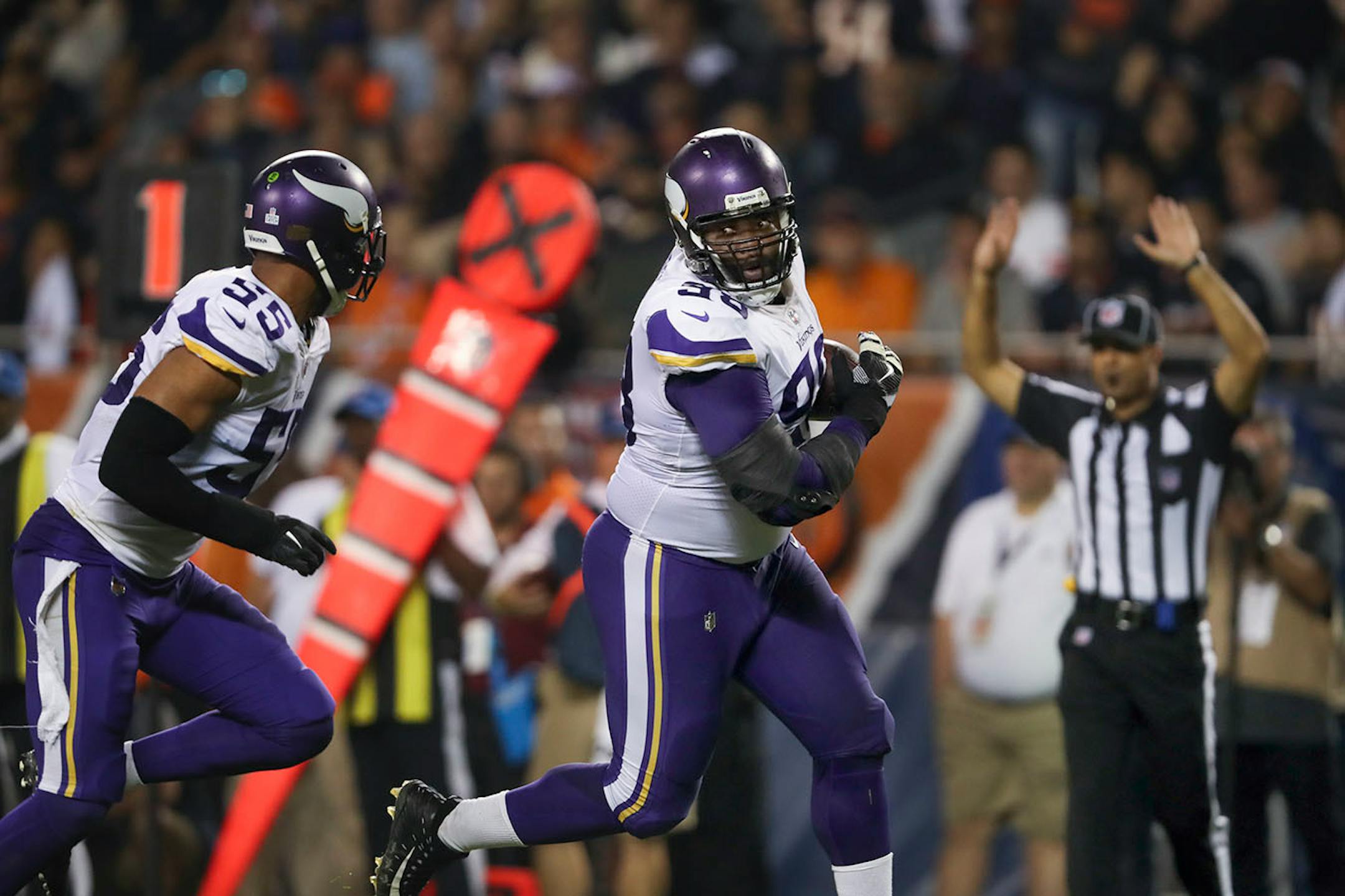 Minnesota Vikings defensive tackle Linval Joseph (98) picked up a second quarter Chicago fumble.