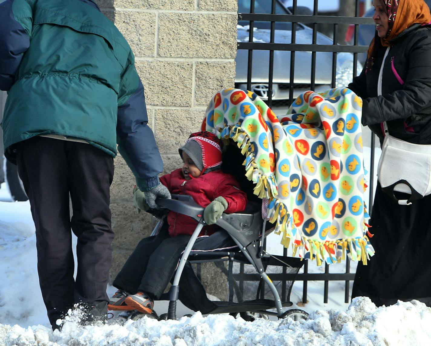 A man helps a woman and child stuck in the snow near Chicago Ave. S. and Franklin Wednesday, Feb. 3, 2016, in Minneapolis, MN.](DAVID JOLES/STARTRIBUNE)djoles@startribune.com Aftermath of the Tuesday snowstorm