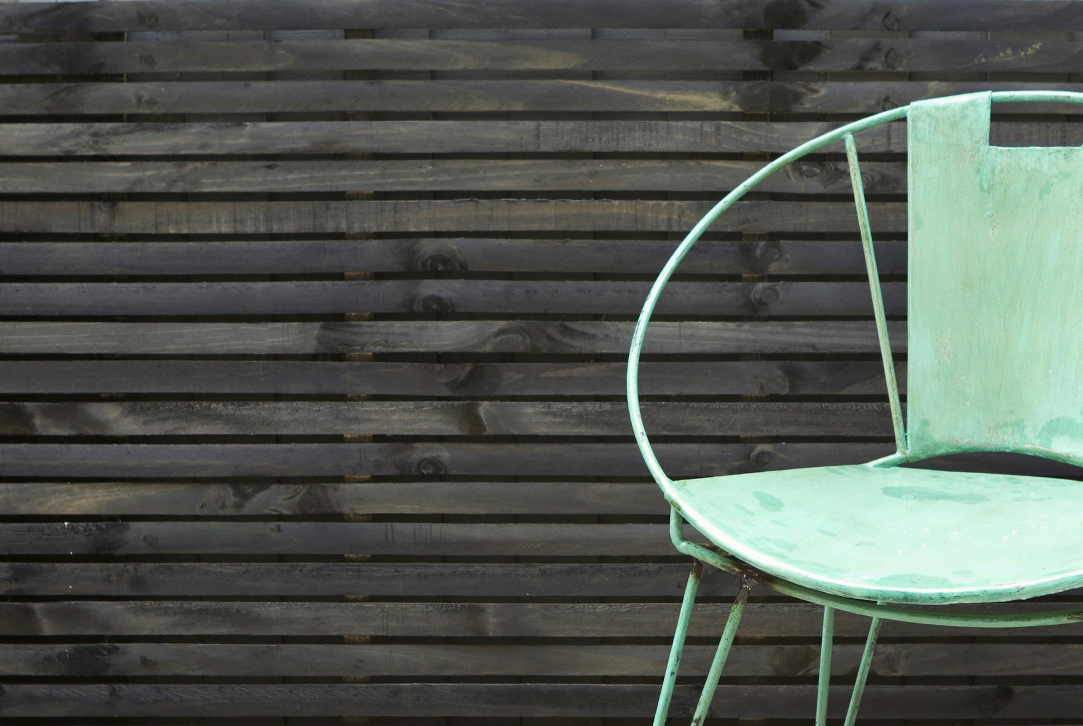 Very dark or black fences make a bold modern statement. Uninterrupted horizontal slats will create a contemporary space that feels connected to the earth and cozy. (Dreamstime/TNS) ORG XMIT: 1202073