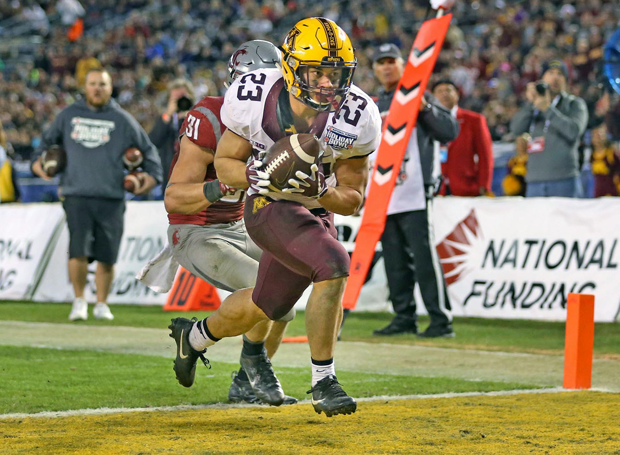 Minnesota's running back Shannon Brooks made a grab in the end zone for a touchdown during the third quarter as they took on Washington State at Qualcomm Stadium for the San Diego Holiday Bowl, Tuesday, December 27, 2016 in San Diego, CA.