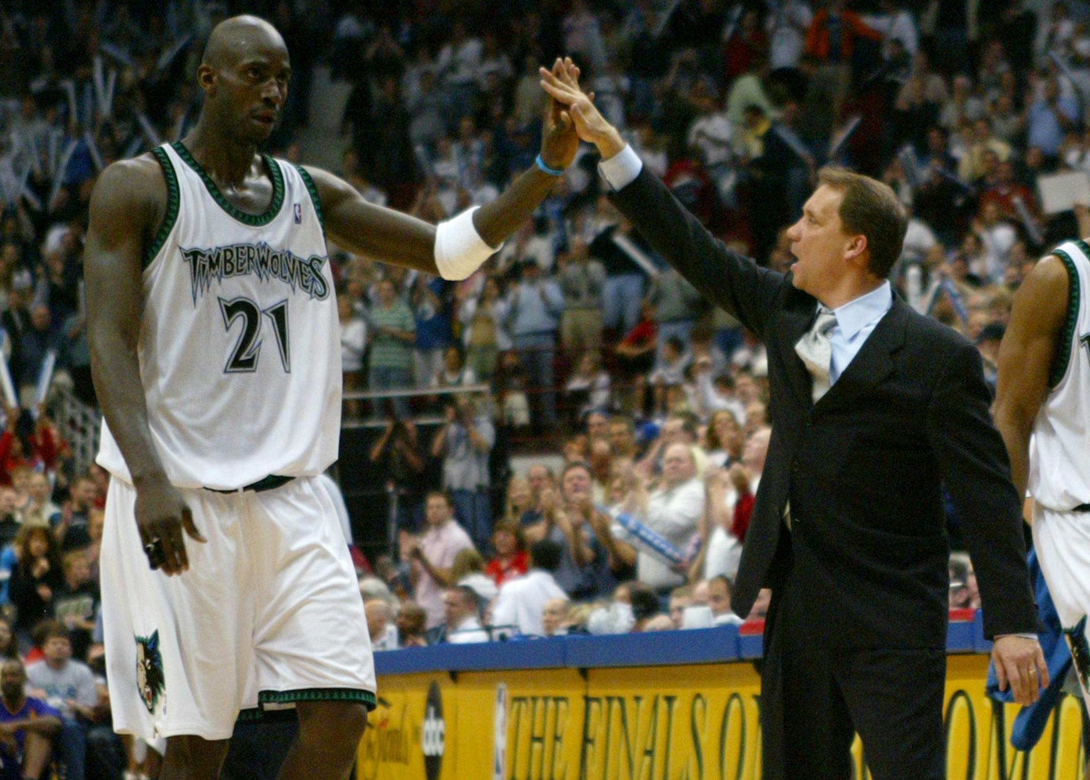 Staff photo by Jeff Wheeler
MINNEAPOLIS - 5/21/04 - The Minnesota Timberwolves beat the Los Angeles Lakers 89 - 71 in the second game of their NBA Western Conference Championship playoff series Sunday night at Target Center in Minneapolis.
IN THIS PHOTO: Head coach Flip Saunder had a high five for Kevin Garnett, left, as he and Latrell Sprewell left the floor late in the fourth quarter with the victory pretty much sewed up.