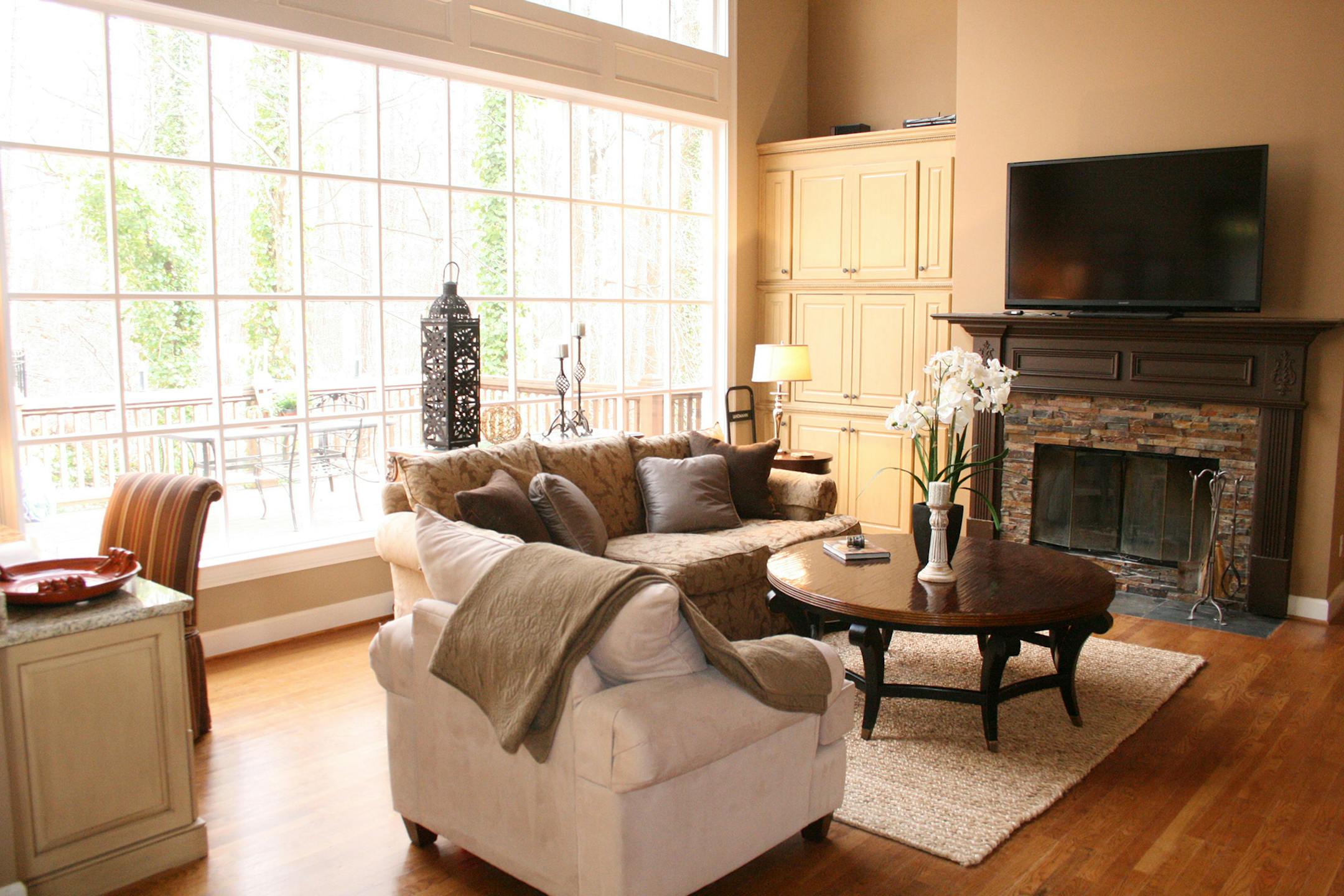 Before: A family room's furniture arrangement is disjointed. (Design Recipes/TNS) ORG XMIT: 1314364