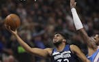 Timberwolves center Karl-Anthony Towns slipped past Kings center Willie Cauley-Stein for a basket in the third quarter Sunday.