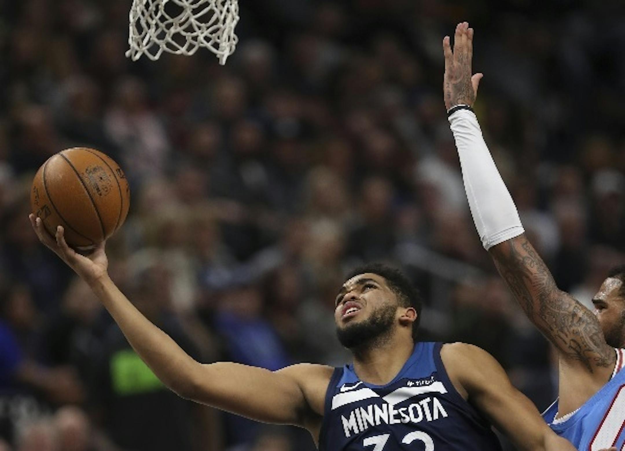Timberwolves center Karl-Anthony Towns slipped past Kings center Willie Cauley-Stein for a basket in the third quarter Sunday.
