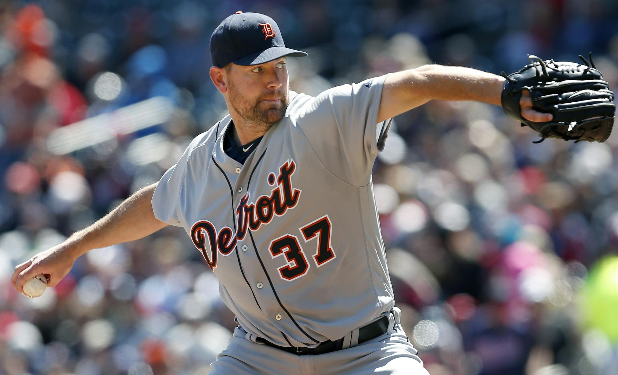 Detroit Tigers starting pitcher Mike Pelfrey (37) in the first inning. ] CARLOS GONZALEZ cgonzalez@startribune.com - May 1, 2016, Minneapolis, MN, Target Field, MLB, Minnesota Twins vs. Detroit Tigers