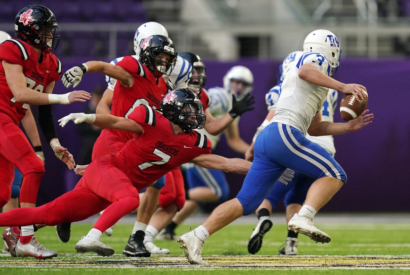 Mayer Lutheran's Elijah Jopp (7) reached out to get a hand on New York Mills' Bren Salo (3) as he scrambled out of the pocket in the second half as New York Mills played Mayer Lutheran in a Class 1A semifinal football game Saturday, Nov. 20, 2021 at U.S. Bank Stadium in Minneapolis. ] ANTHONY SOUFFLE • anthony.souffle@startribune.com ORG XMIT: MIN2111201419450041