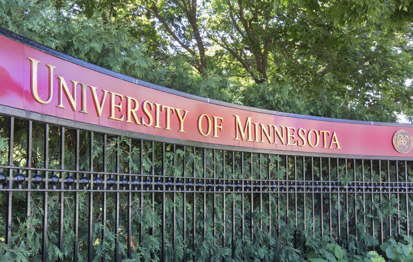 MINNEAPOLIS/USA - July 23: Entrance to the campus of the University of Minnesota. The University of Minnesota is a university in Minneapolis and St. Paul, MN and the 6th largest univerity in the USA. July 23, 2012. ORG XMIT: MIN1505261330310624 ORG XMIT: MIN1510071124370054 ORG XMIT: MIN1601201325070229